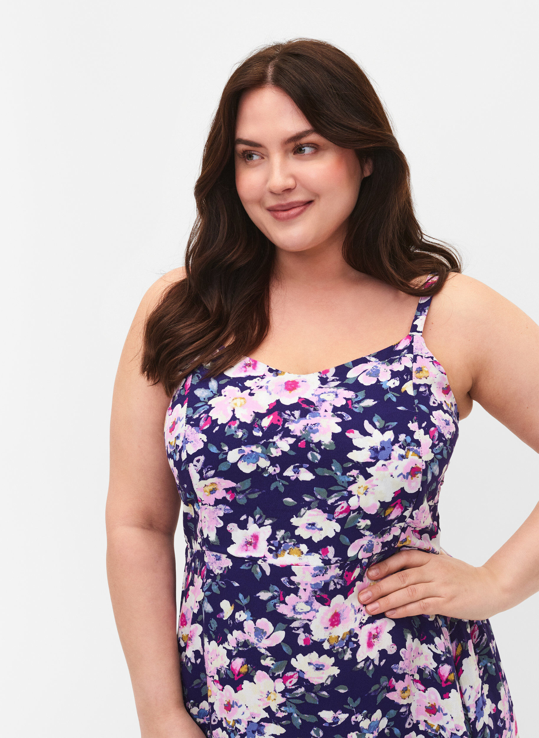 Zizzi Marszczona wiskozowa sukienka w kwiaty, na ramiaczkach, Blue Flower, Model image number 2