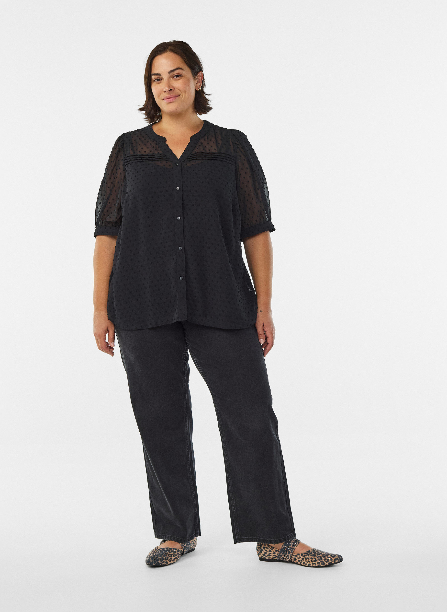 Zizzi Bluzka koszulowa z kr&oacute;tkim rekawem i faktura w kropki, Czarne, Model image number 1