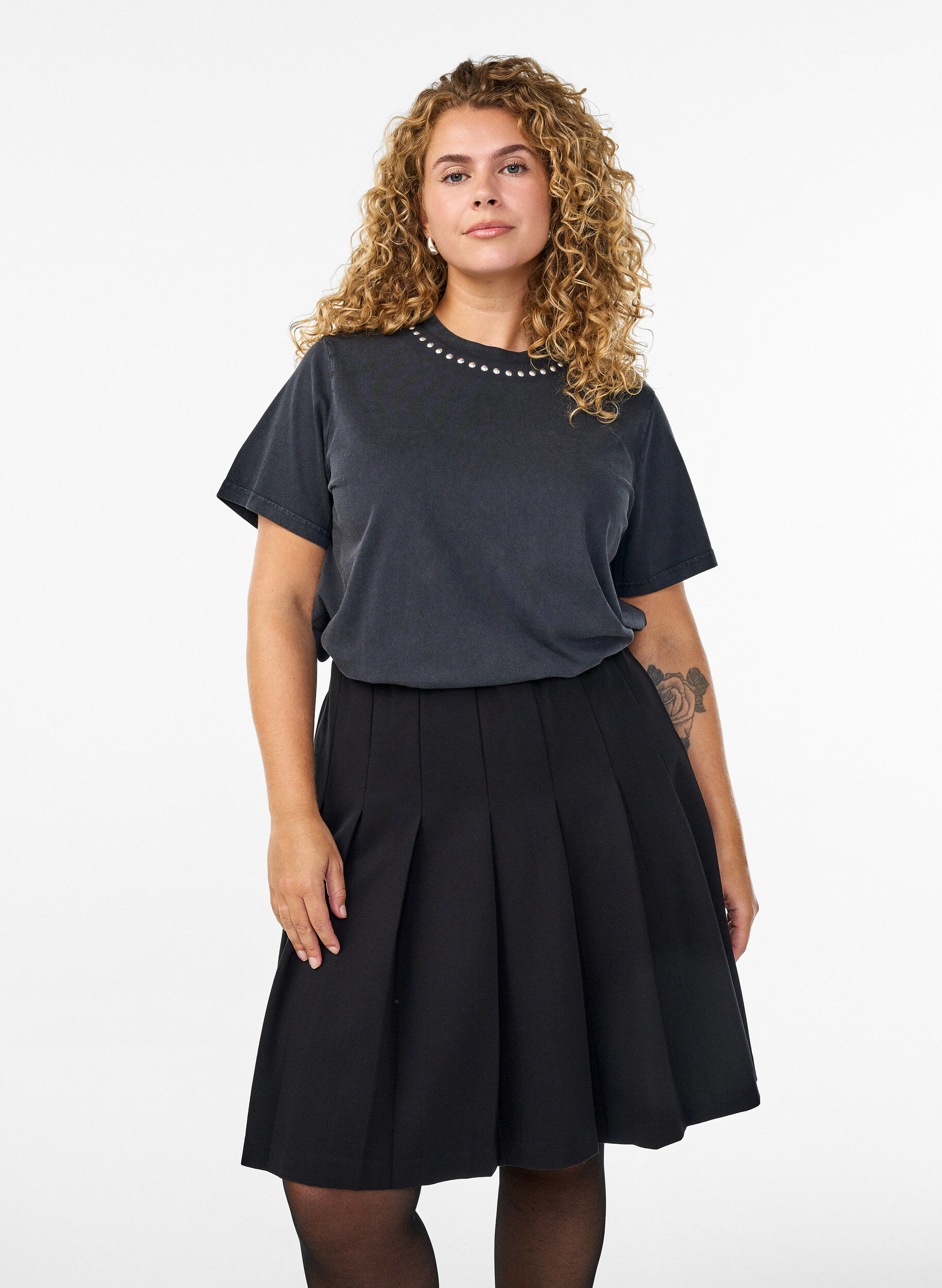 Kr&oacute;tkia sp&oacute;dniczka plisowana z elastyczna talia, Czarne, Model