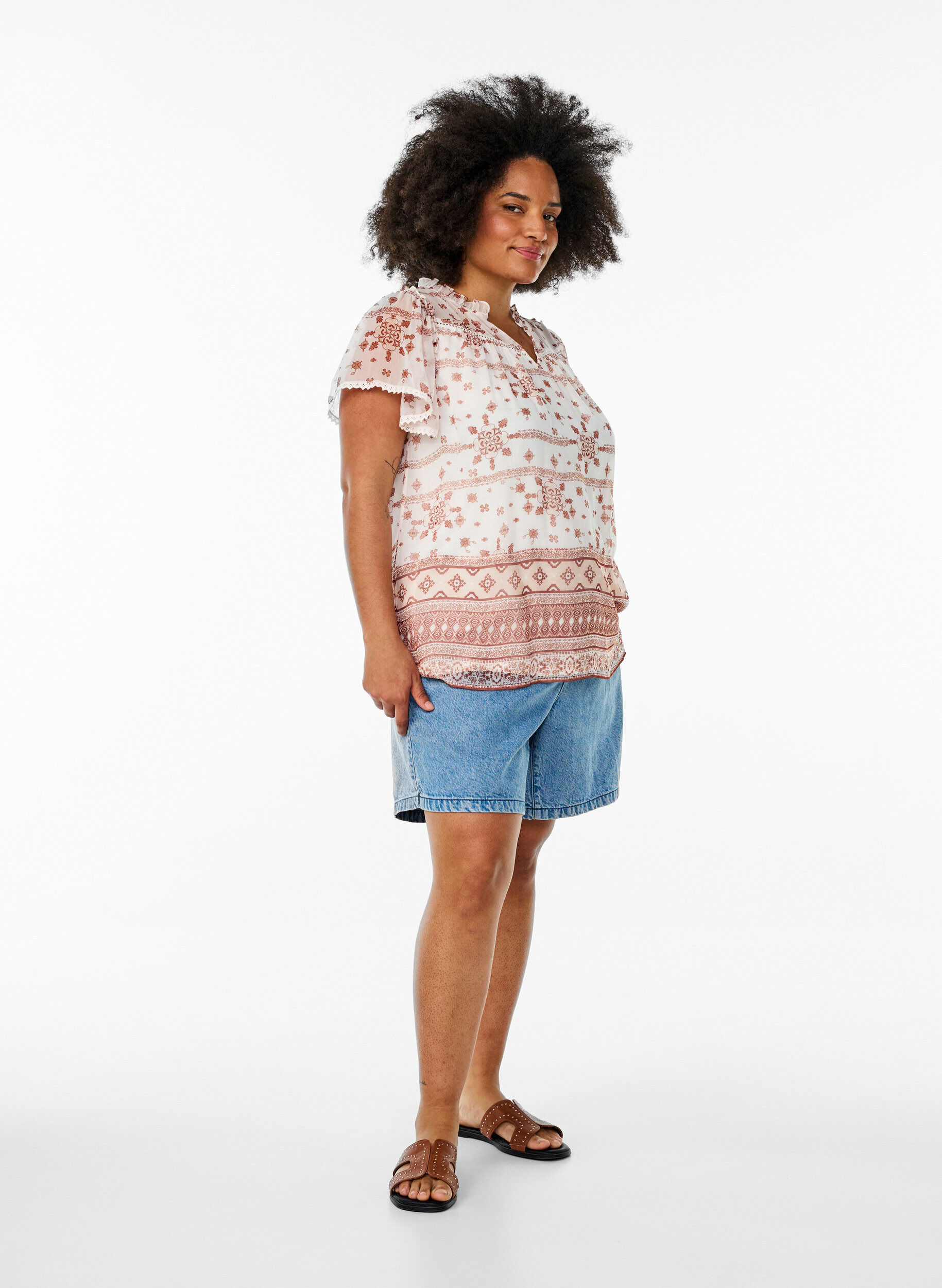 Zizzi Wzorzysta bluzka z falbankami i kr&oacute;tkimi rekawami, Biały, Model image number 1