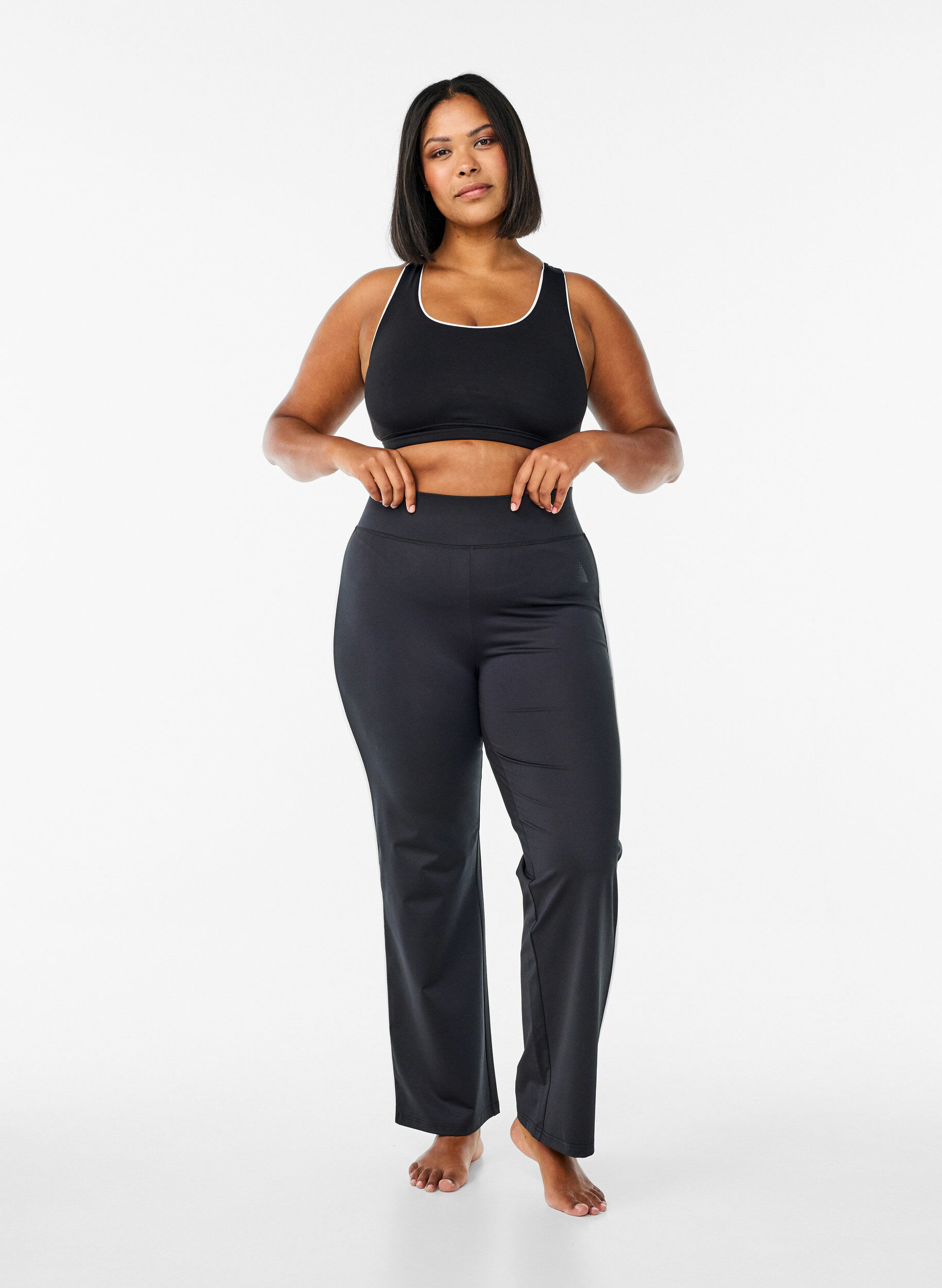 Zizzi  Biustonosz sportowy o fasonie racerback z kontrastowa lam&oacute;wka, Czarne, Model image number 1