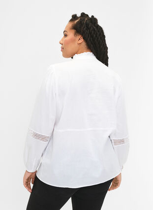 Bluzka koszulowa z kolnierzykiem z falbanami i szydelkowym paskiem, Bright White, Model image number 1