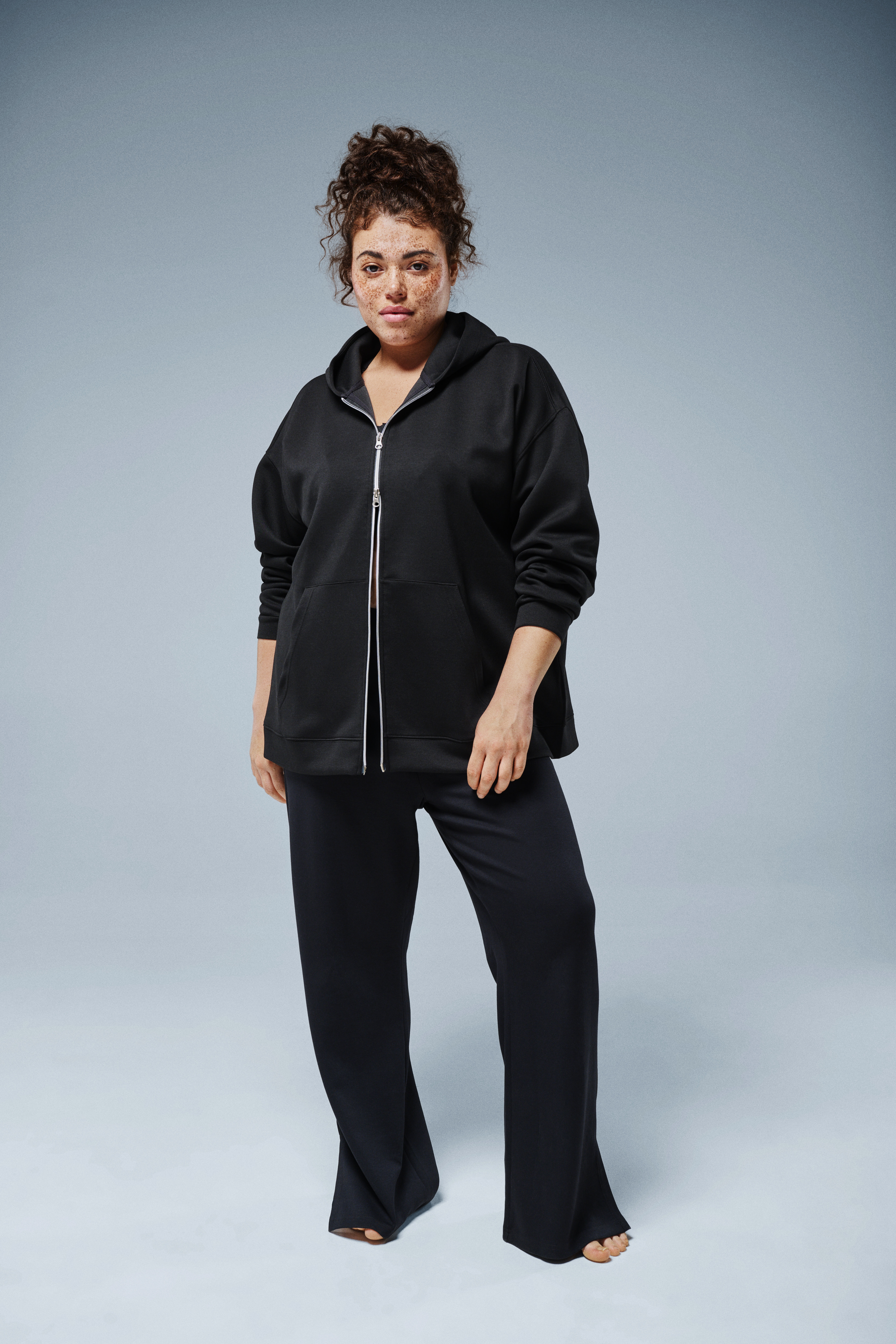 Czarna bluza z kapturem, , Model