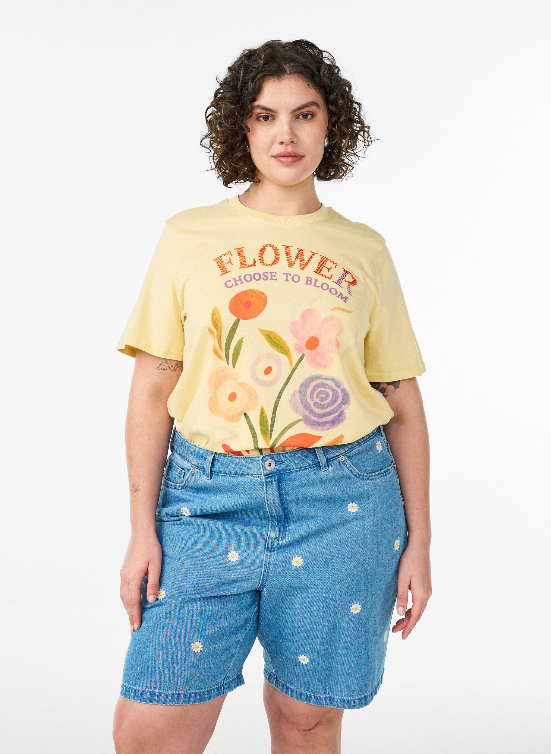 Szorty jeansowe na wysoka talie z kwiatowym haftem, Niebieskie, Model