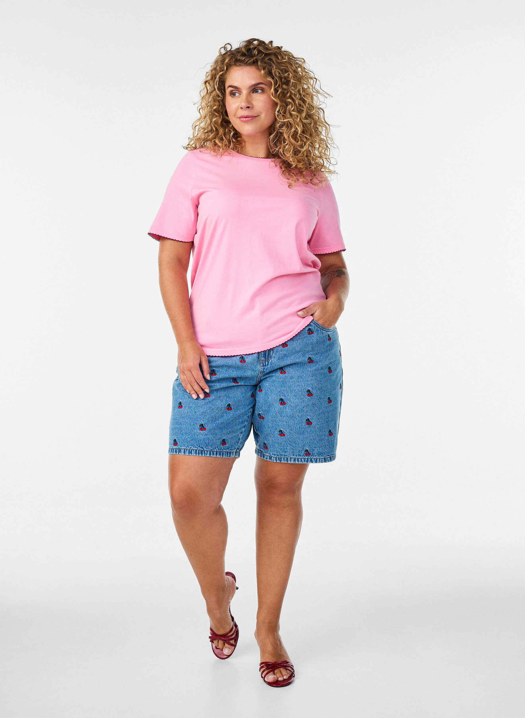 ZizziBawelniany T-shirt z kontrastowym, falistym wykonczeniem brzeg&oacute;w, R&oacute;żowy, Model image number 1