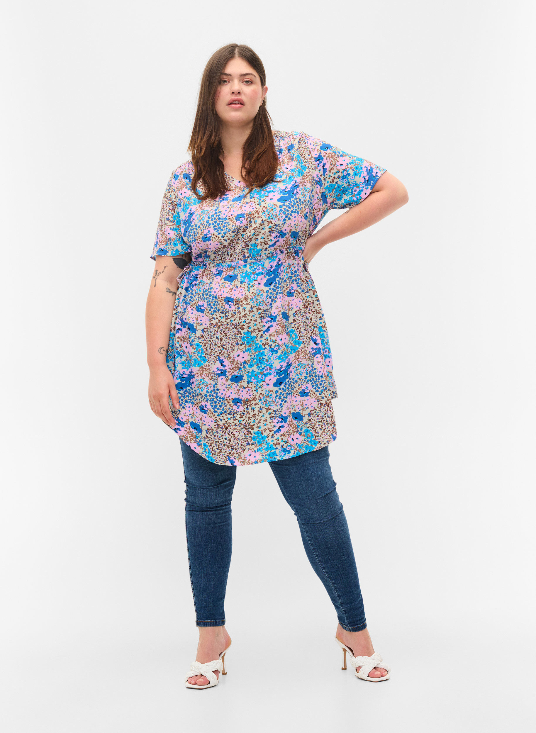 Zizzi Patterned dress with drawstring details, Blue Rose Flower, Model image number 2