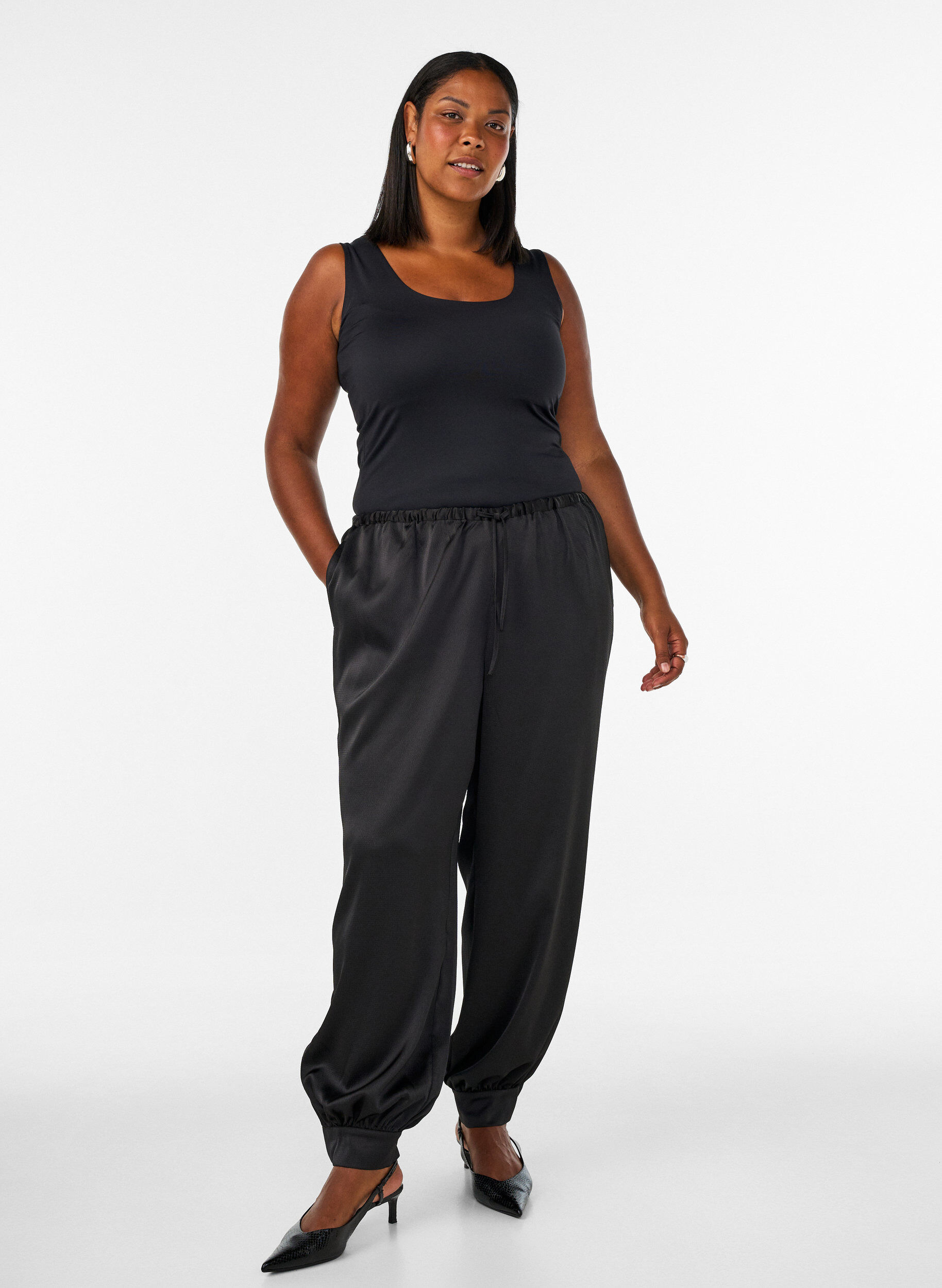 ZizziDopasowany top basic z gladkiego materialu, Czarne, Model image number 1