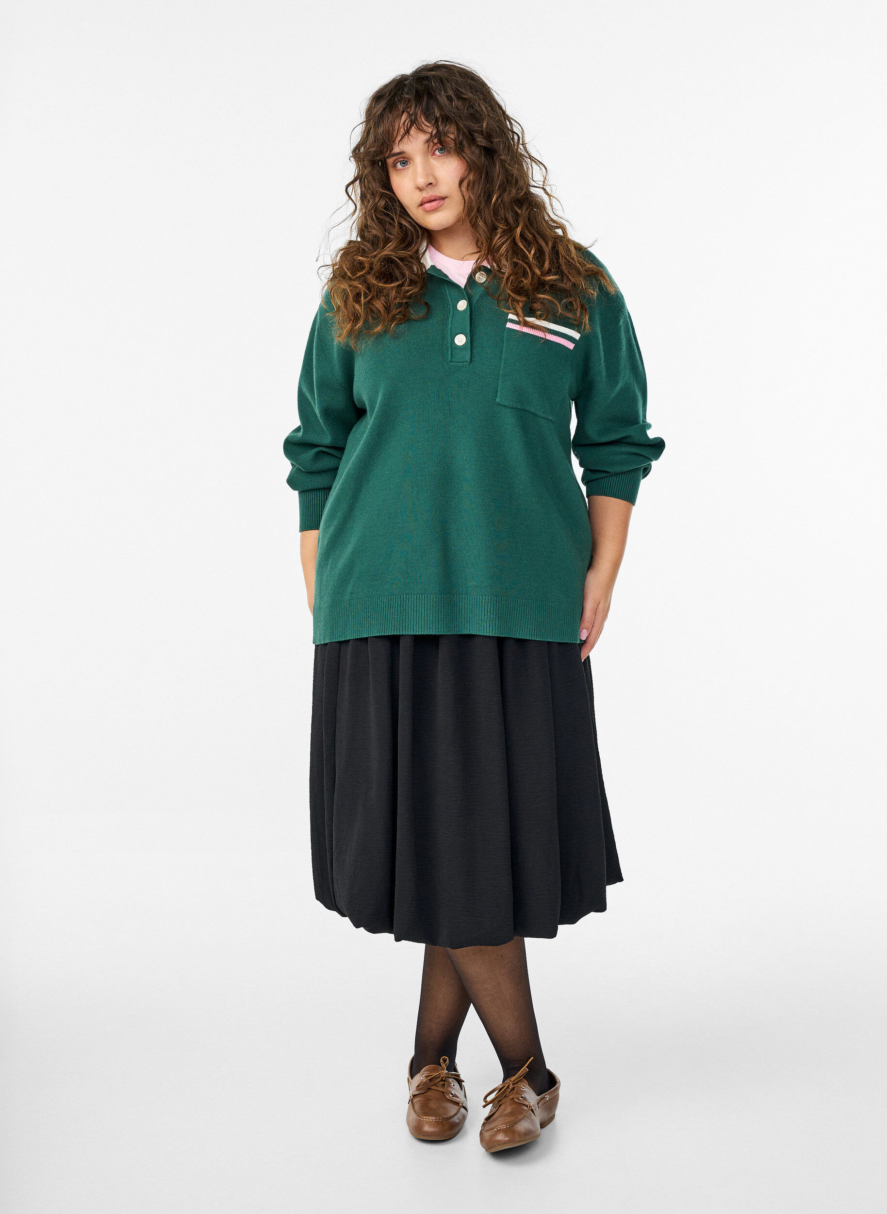 Zizzi Dzianinowa bluzka z kolnierzykiem polo i kontrastowymi paskami, Zielony, Model image number 1