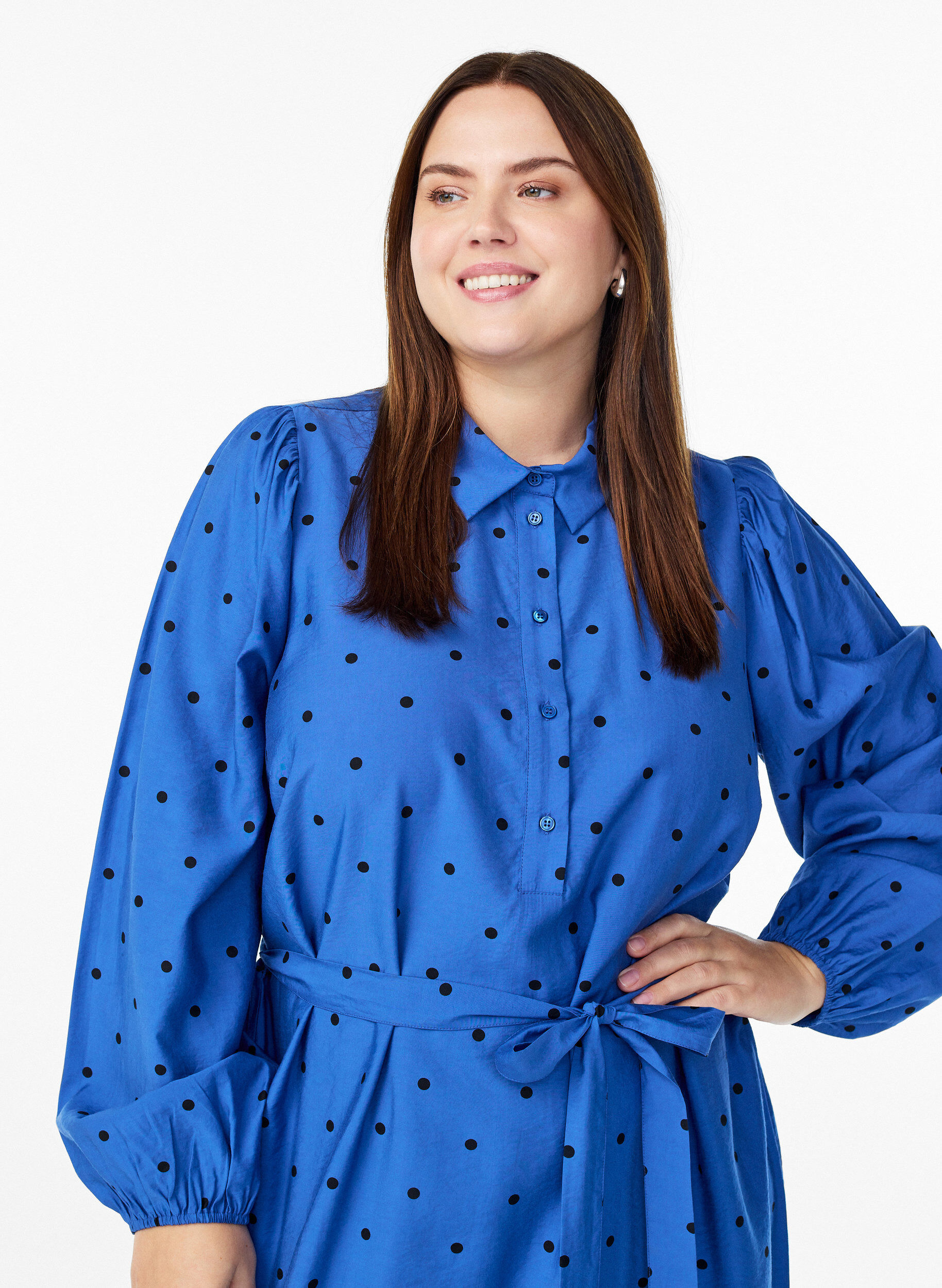 Zizzi Kr&oacute;j midi w kropki z odpinanym pasem w talii, Niebieskie, Model image number 2