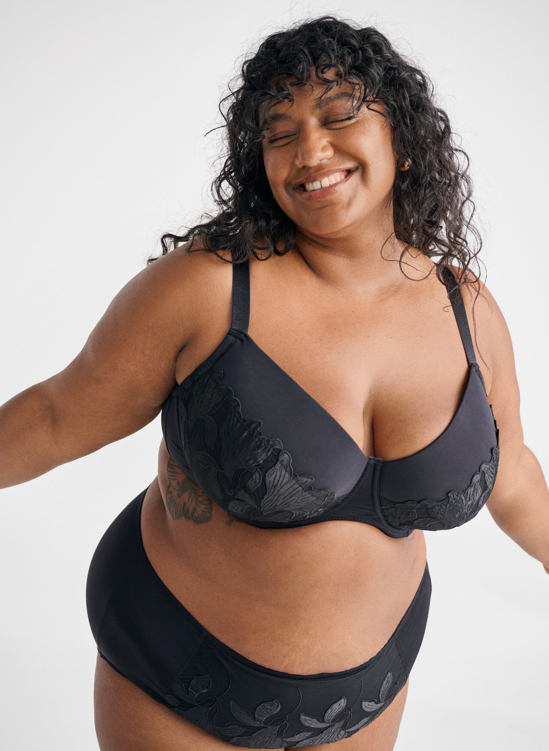 Zizzi Usztywniany biustonosz z haftowanym kwiatowym detalem, Czarne, Image image number 0