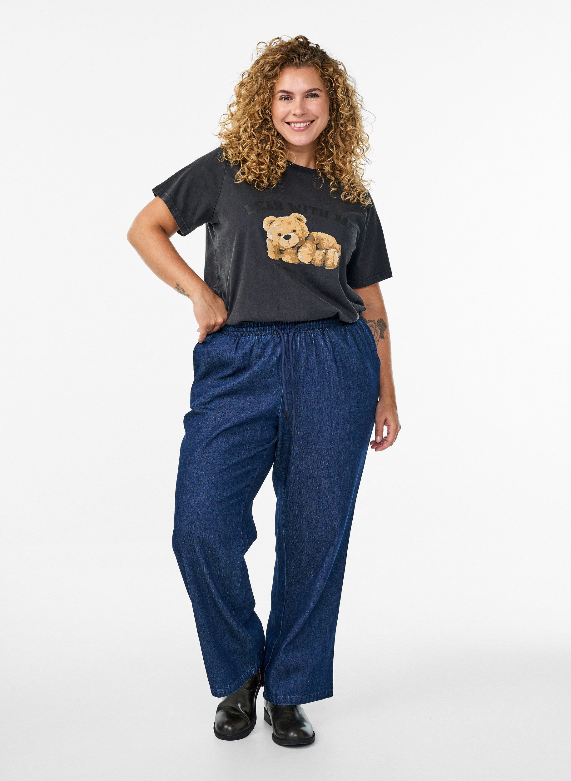 Zizzi T-shirt z nadrukiem misia i spranym wygladem, Szary, Model image number 1