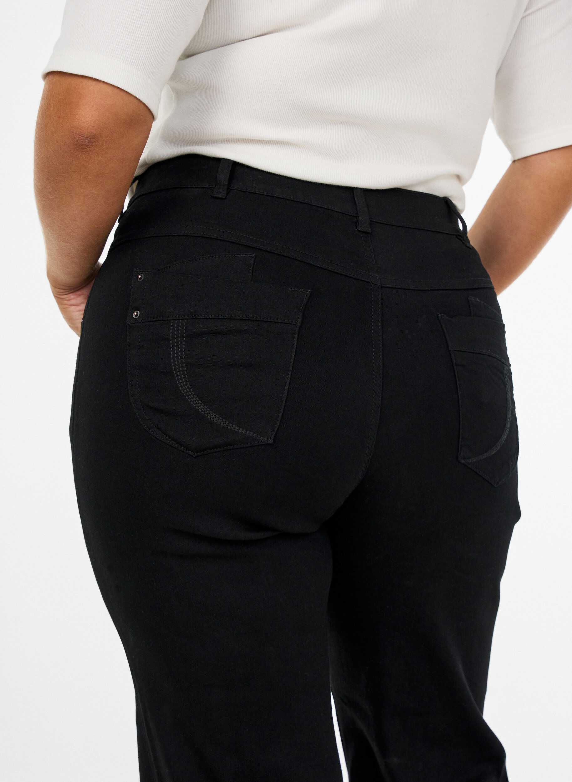 ZizziJeansy Gemma o kroju regular fit z wysokim stanem, Czarne, Model image number 2