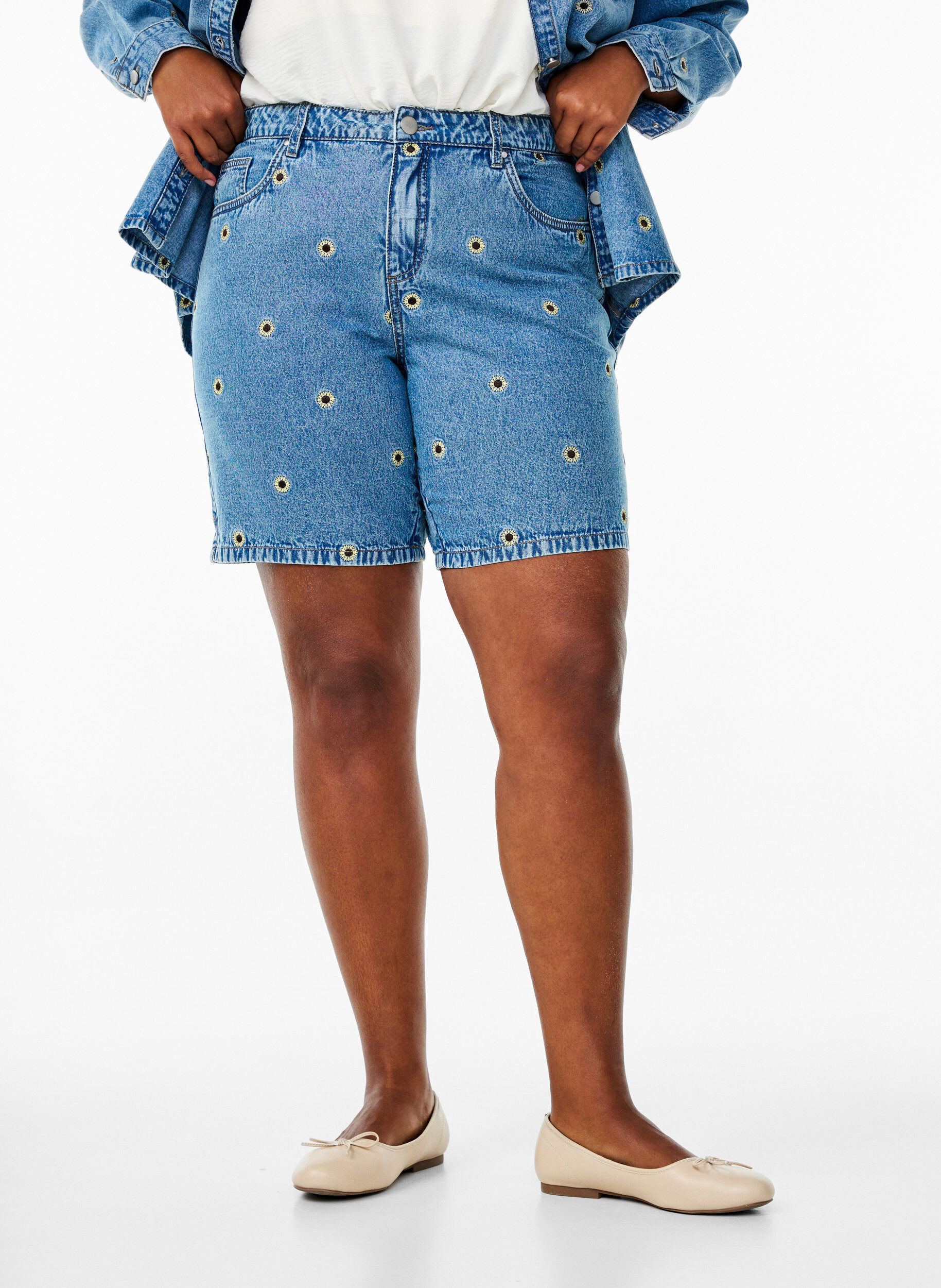 ZizziSzorty jeansowe z haftowanymi kwiatami, Niebieskie, Model image number 2