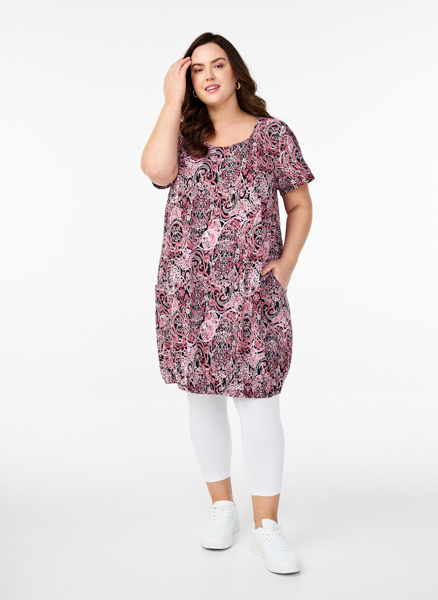 Zizzi Bawelniana sukienka z nadrukiem i kr&oacute;tkimi rekawami, Czarne, Model image number 1