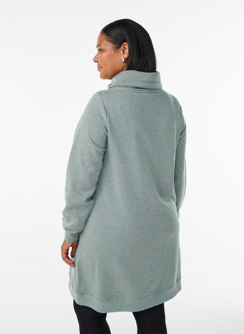 Kr&oacute;tka dresowa sukienka z wysokim kolnierzem i kieszeniami, Zielony, Model image number 2