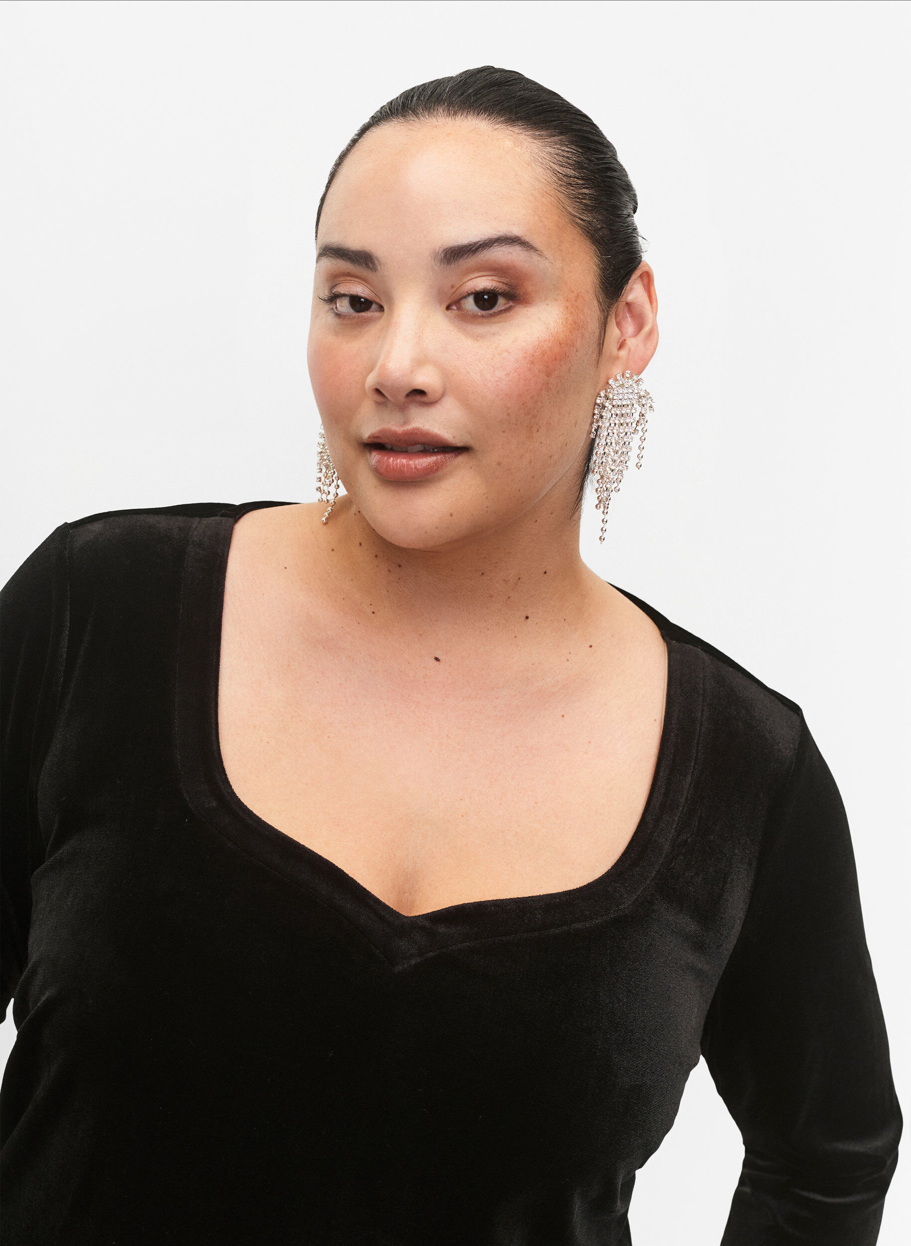 Zizzi Welurowa sukienka z&nbsp;dlugimi rekawami, Black, Model image number 2