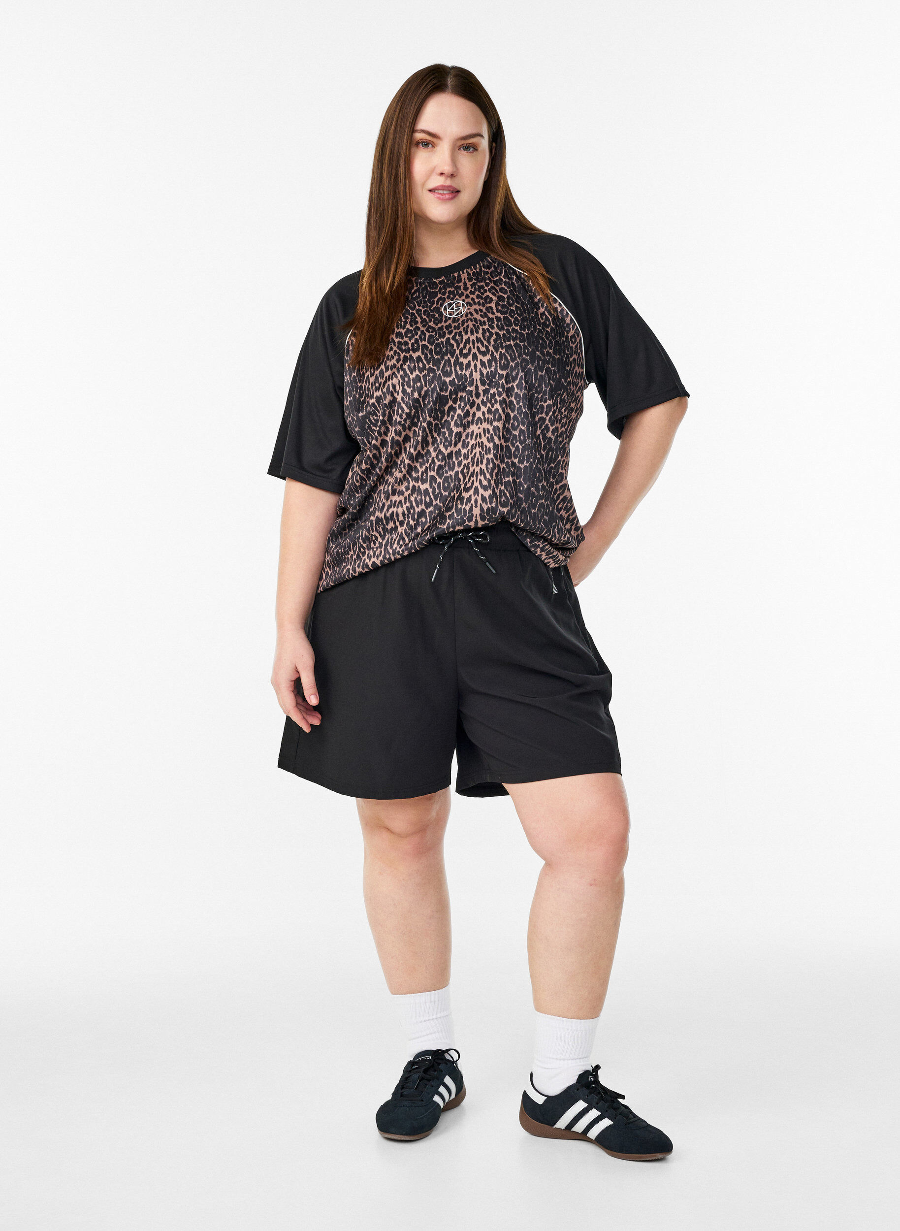 ZizziKoszulka treningowa z nadrukiem w ksztalcie leopard&oacute;w i rekawami raglan, Brązowy, Model image number 1