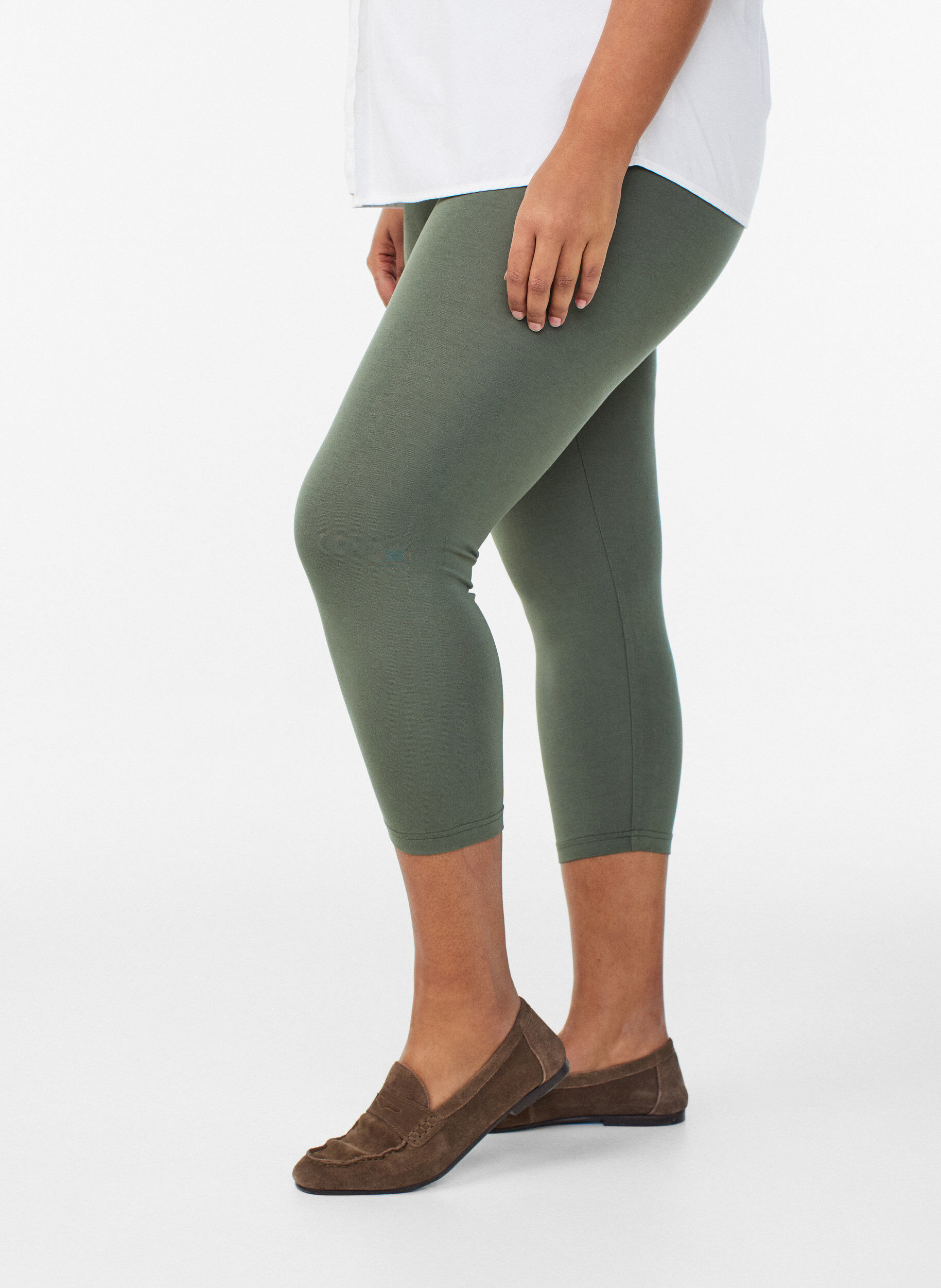 Legginsy 3/4 typu basic z wiskozy, Zielony, Model
