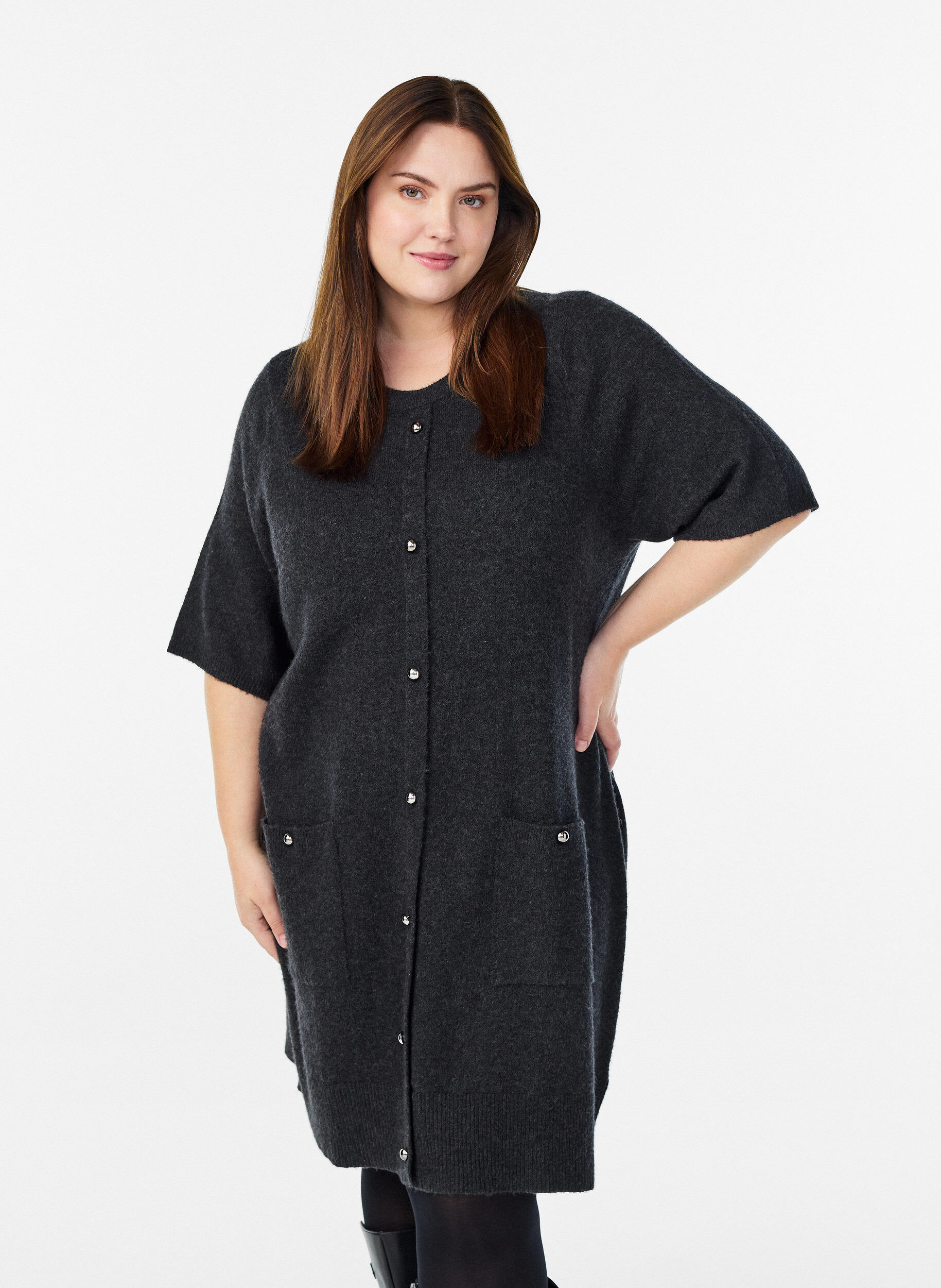 Kr&oacute;tka, dzianinowa sukienka z kr&oacute;tkimi rekawami i guzikami w ksztalcie kulek, Ciemnoszary, Model