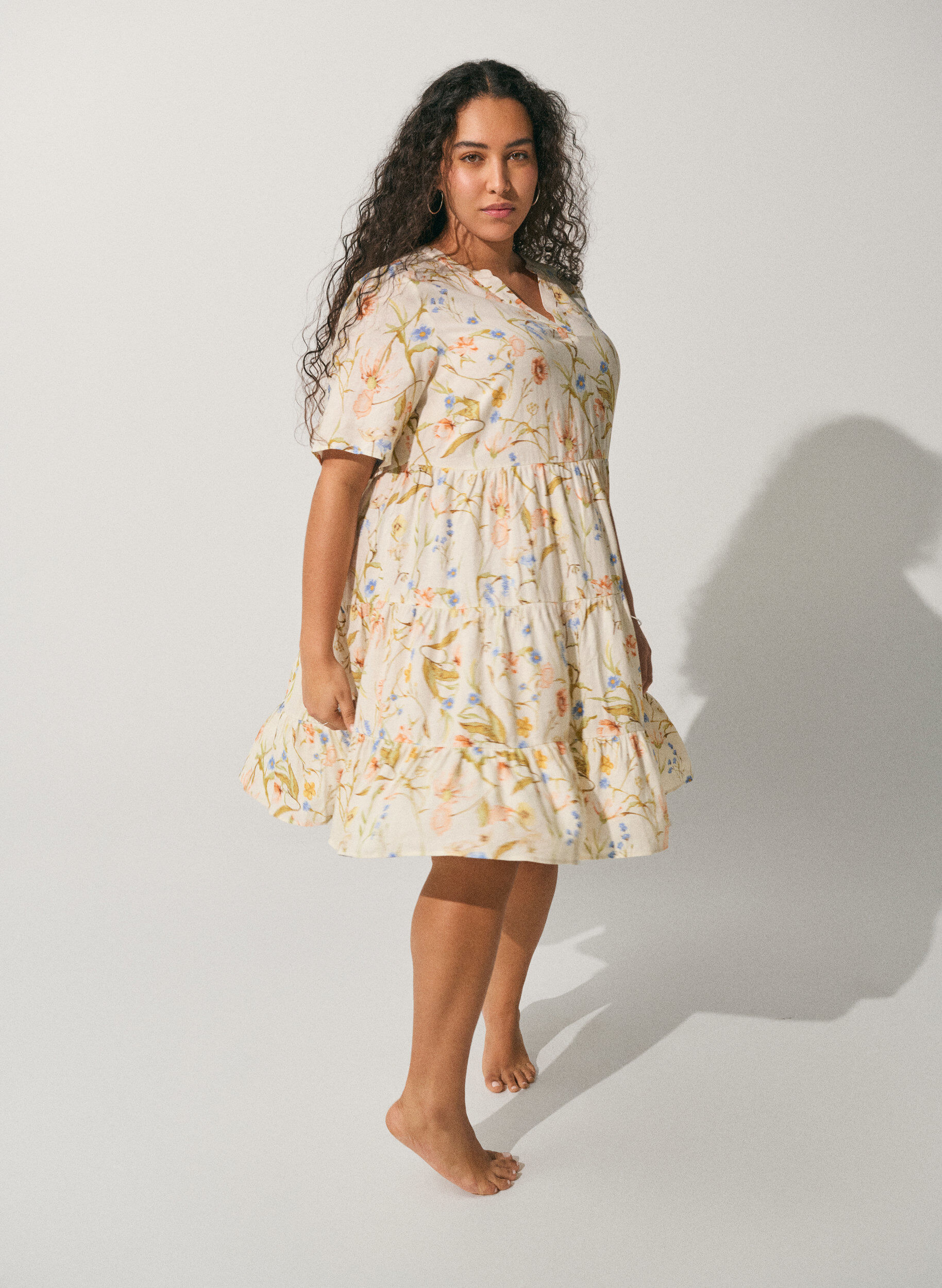 Sukienka w kroju A do kolan wykonana z lnu i wiskozy