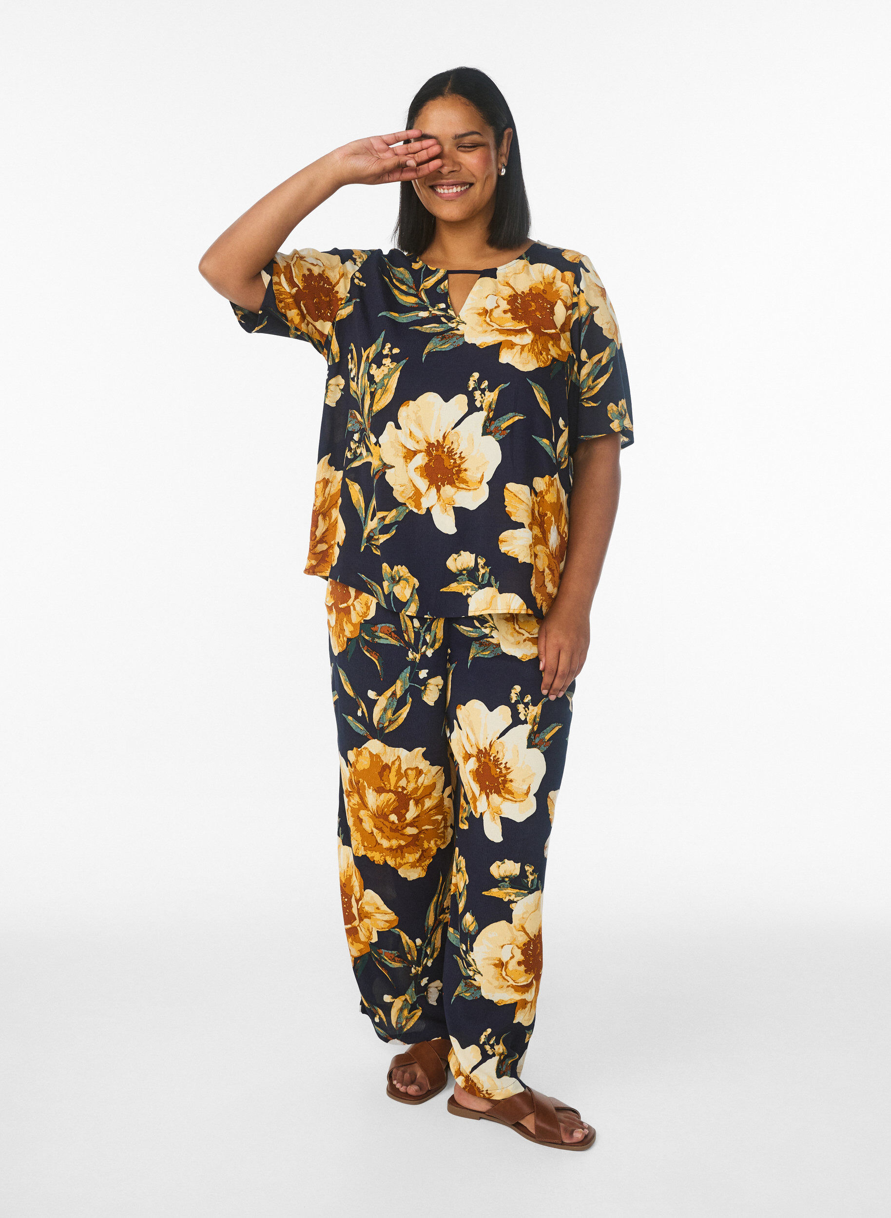 Zizzi Wiskozowa bluzka z kr&oacute;tkim rekawem i nadrukiem, Niebieskie, Model image number 1