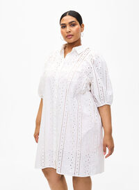 Bawelniana sukienka koszulowa z haftem angielskim, Off White, Model