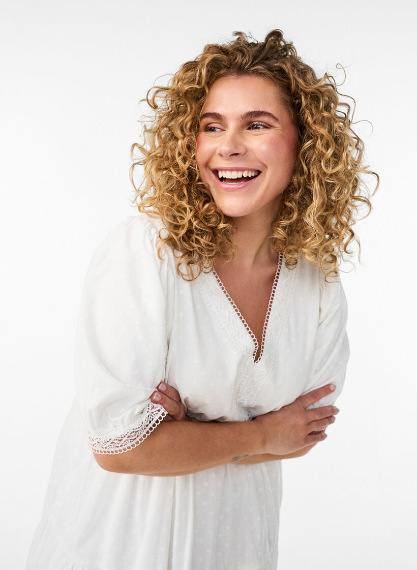 Bawelniana sukienka midi z faktura i detalami crochet, Biały, Model image number 2