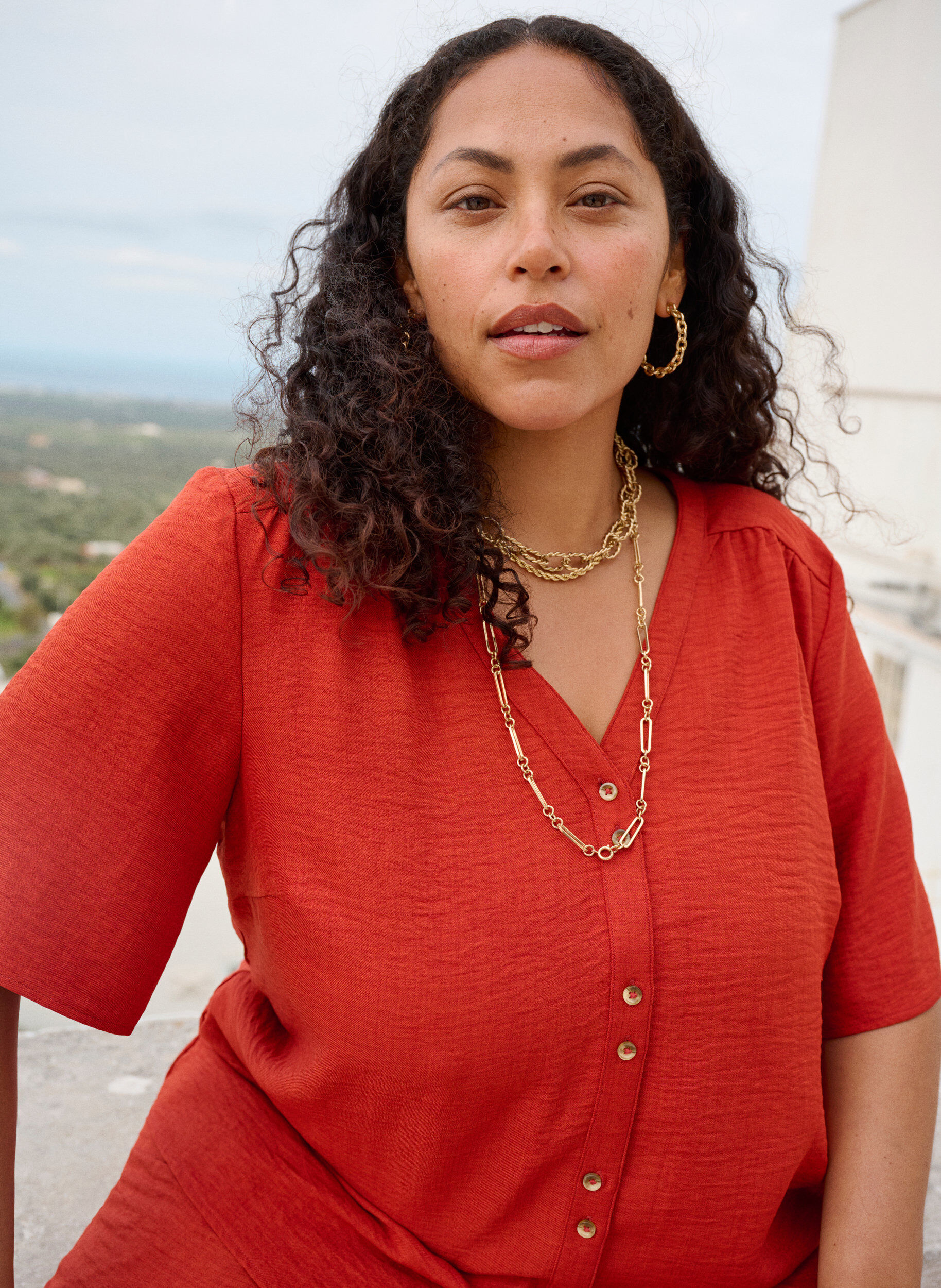 Bluzka koszulowa z dekoltem w szpic i kr&oacute;tkimi rekawami