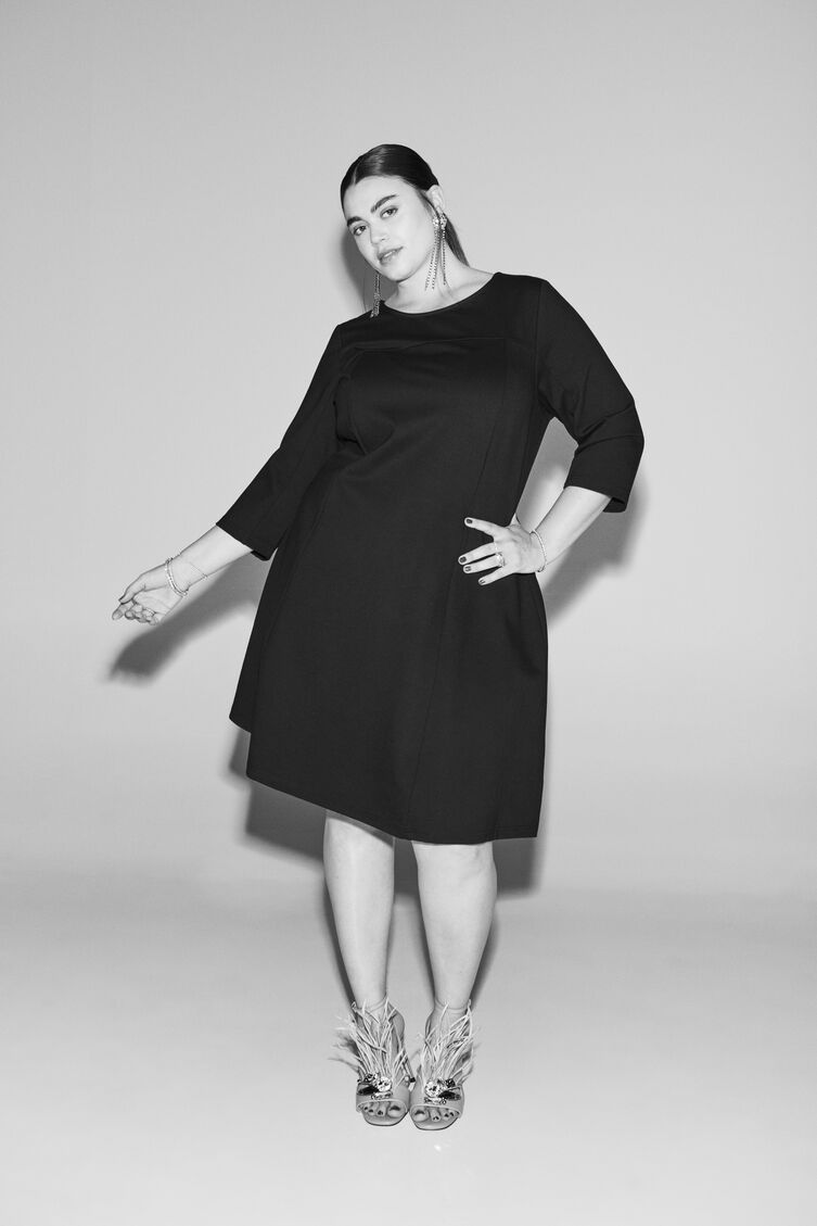 Czarna sukienka w kształcie litery A, , Model