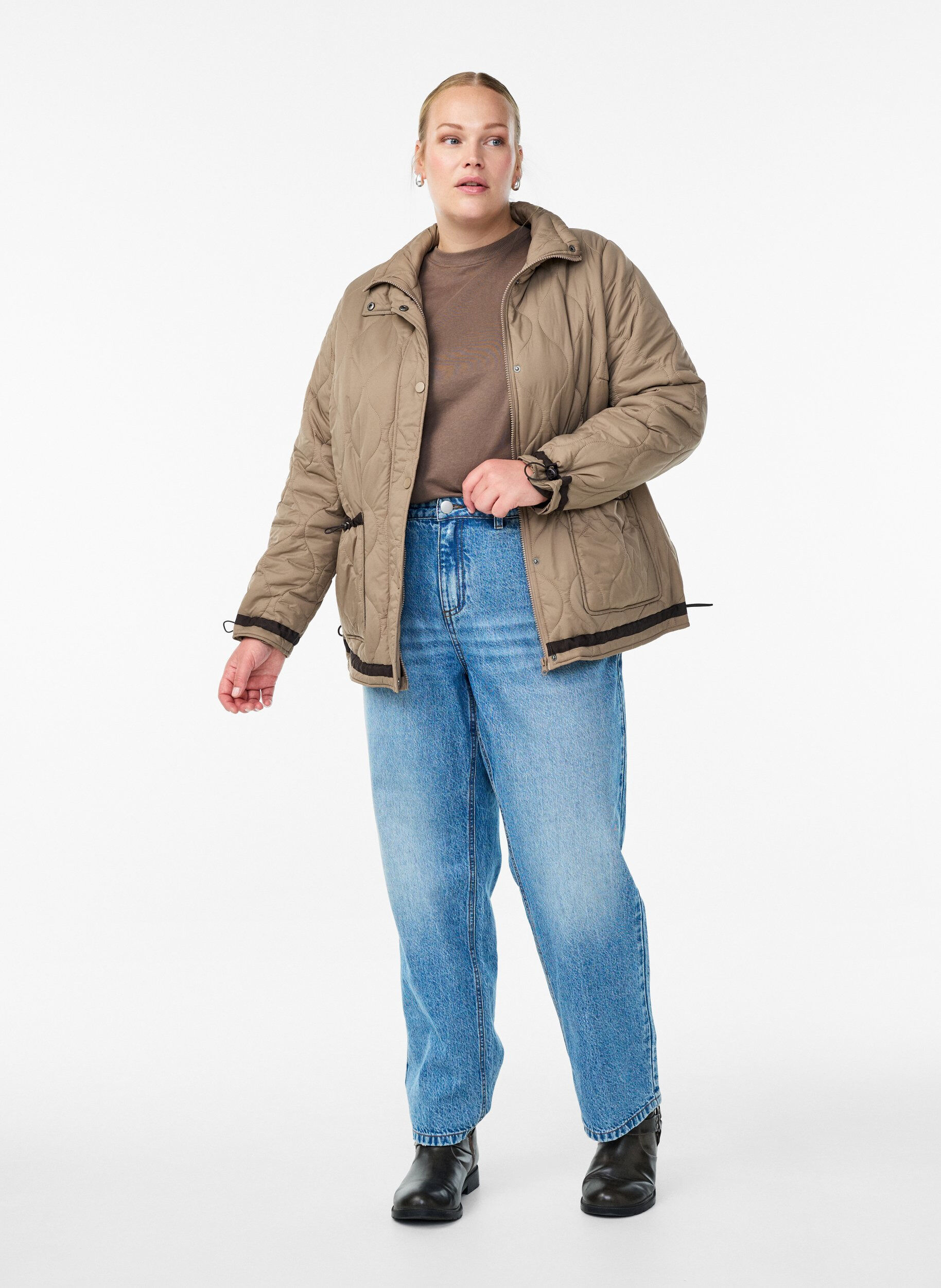 Zizzi Kr&oacute;tka pikowana kurtka z kontrastowymi detalami, Beżowy, Model image number 1