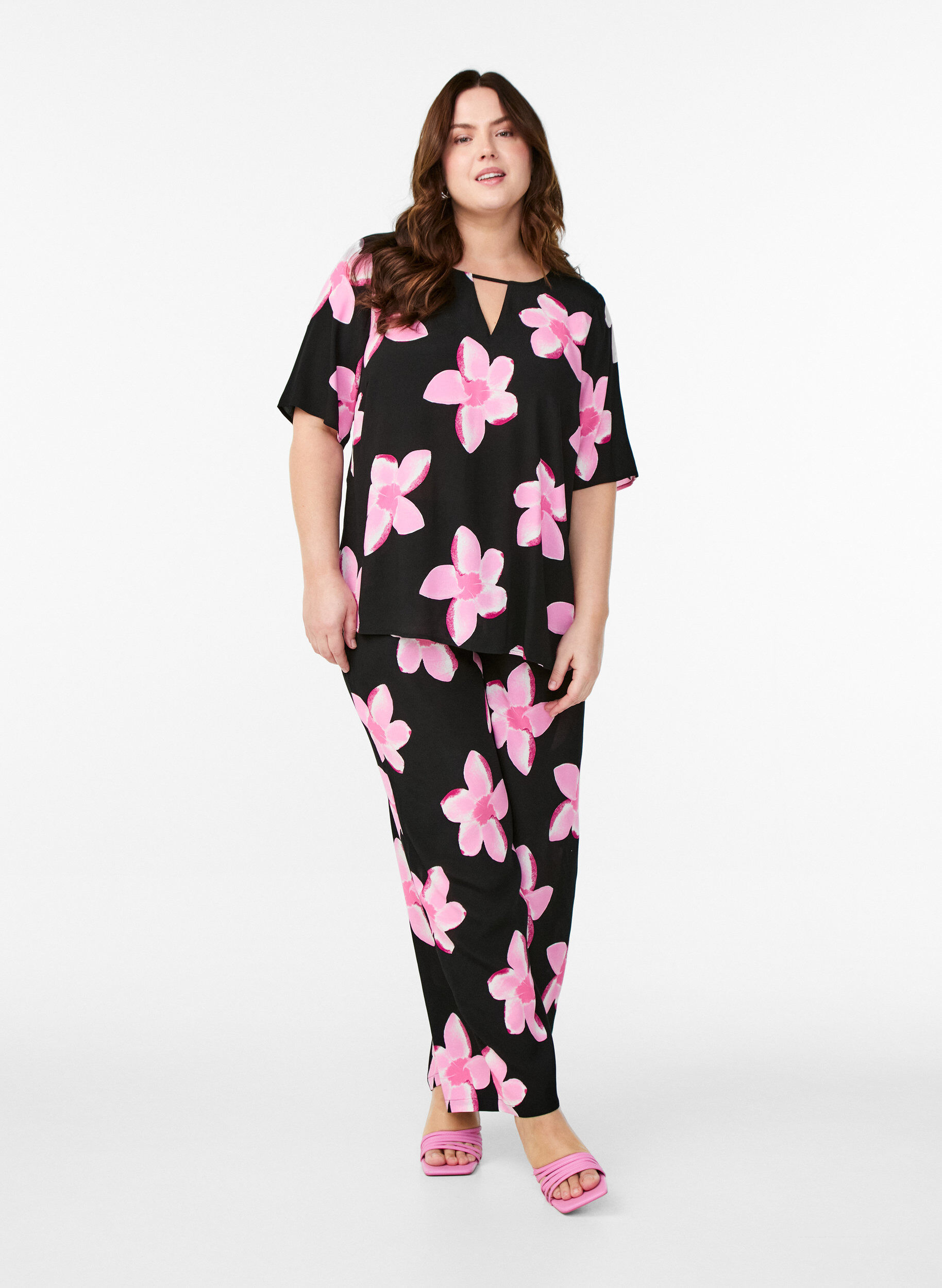 Zizzi Luzne spodnie z wiskozy z nadrukiem, Czarne, Model image number 0