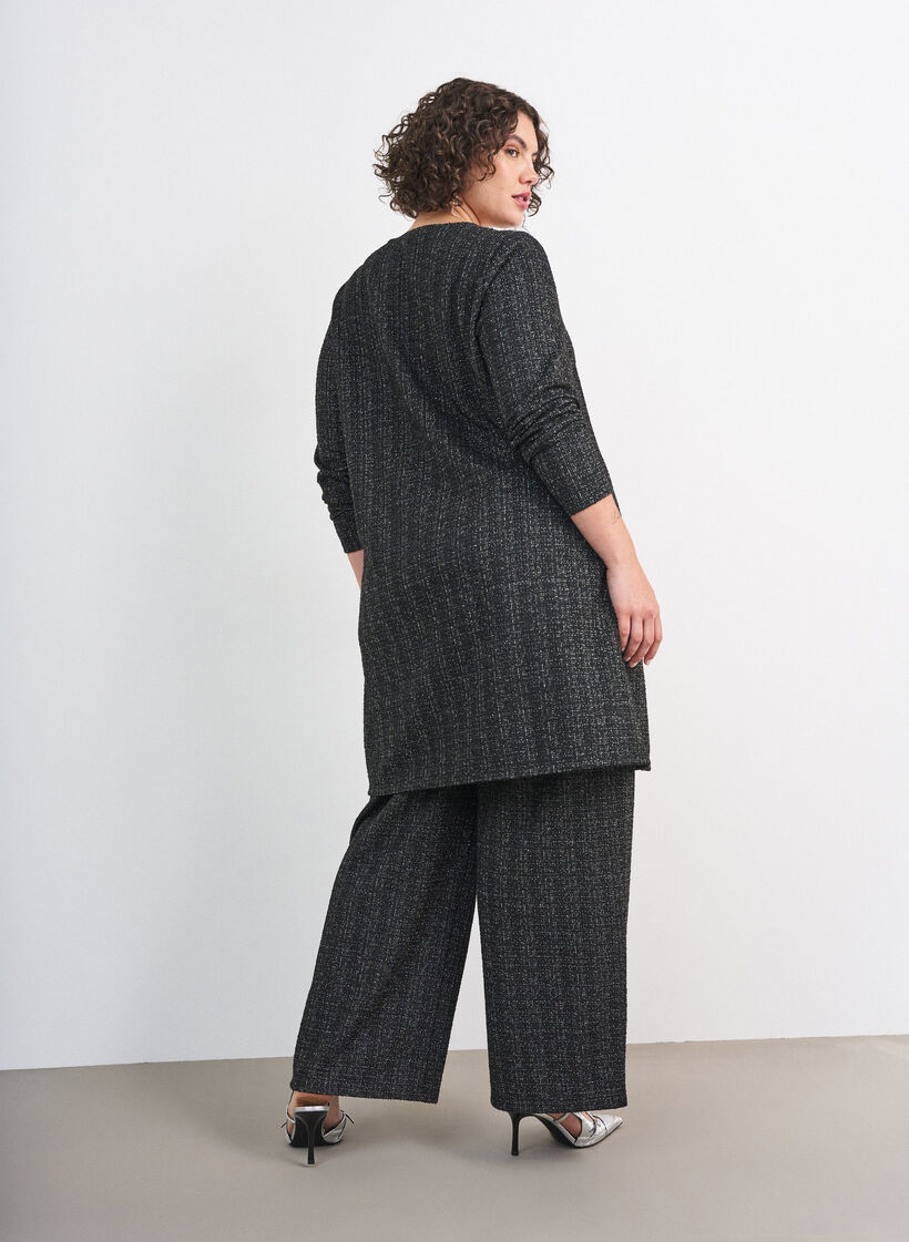 Kr&oacute;tka sukienka o fakturze boucl&eacute; i z dodatkiem nici brokatowej, Czarne, Model image number 4