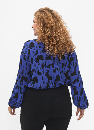 Bluzka z dlugim rekawem i marszczeniami, Black Blue AOP, Model image number 1