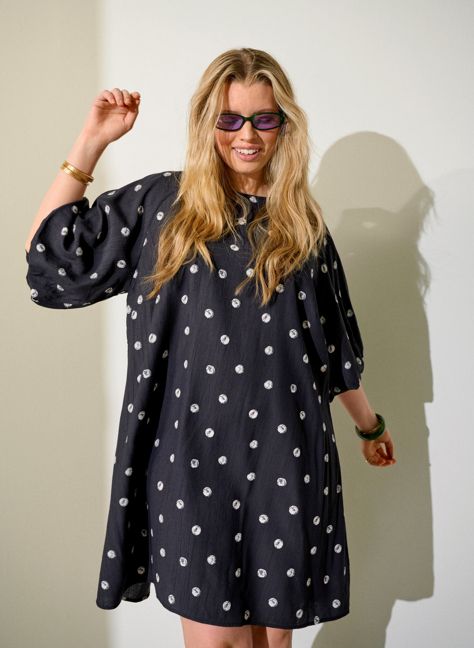 Kr&oacute;tkiej wiskozowej sukienki z balonowymi rekawami