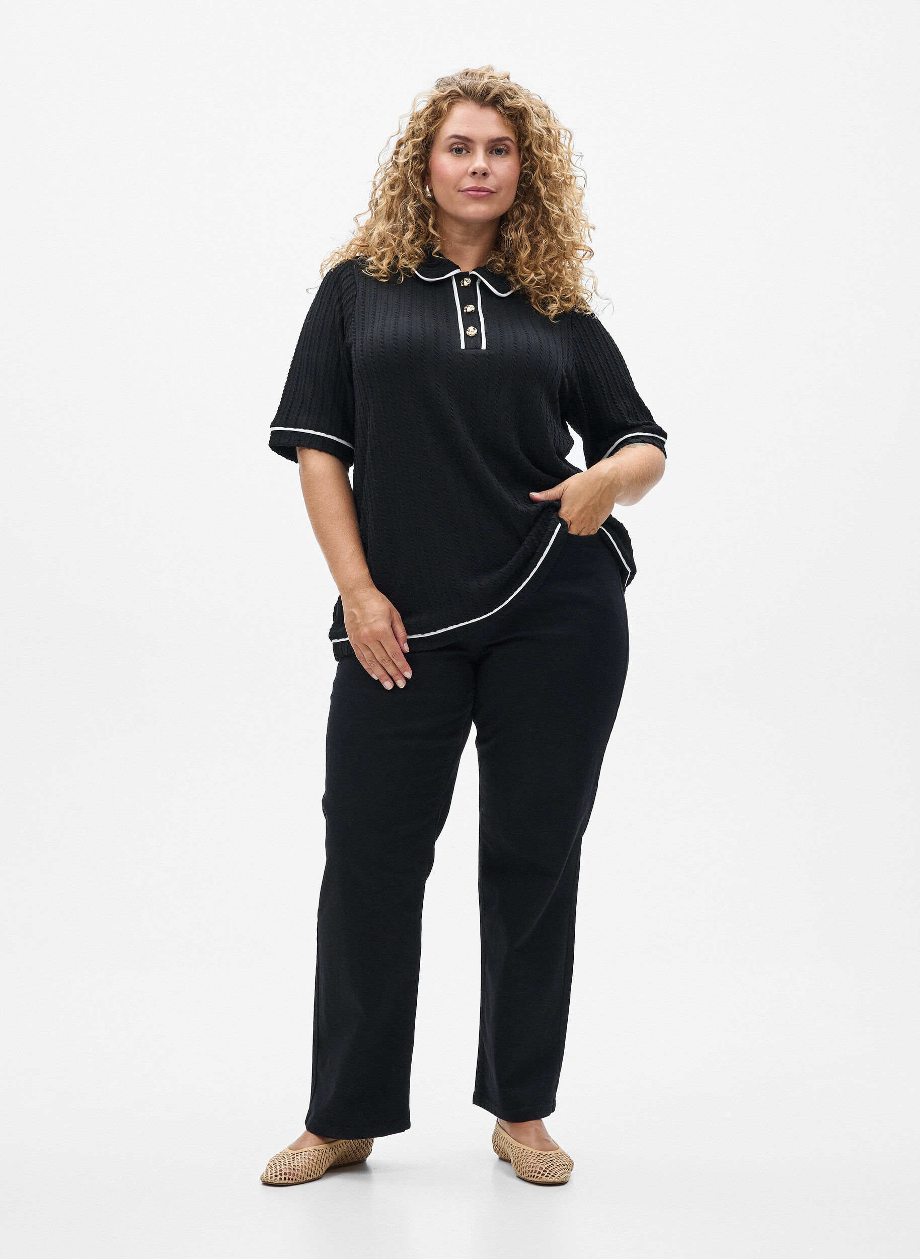 Zizzi Pikowana koszulka polo z kontrastowymi wykonczeniami, Czarne, Model image number 1