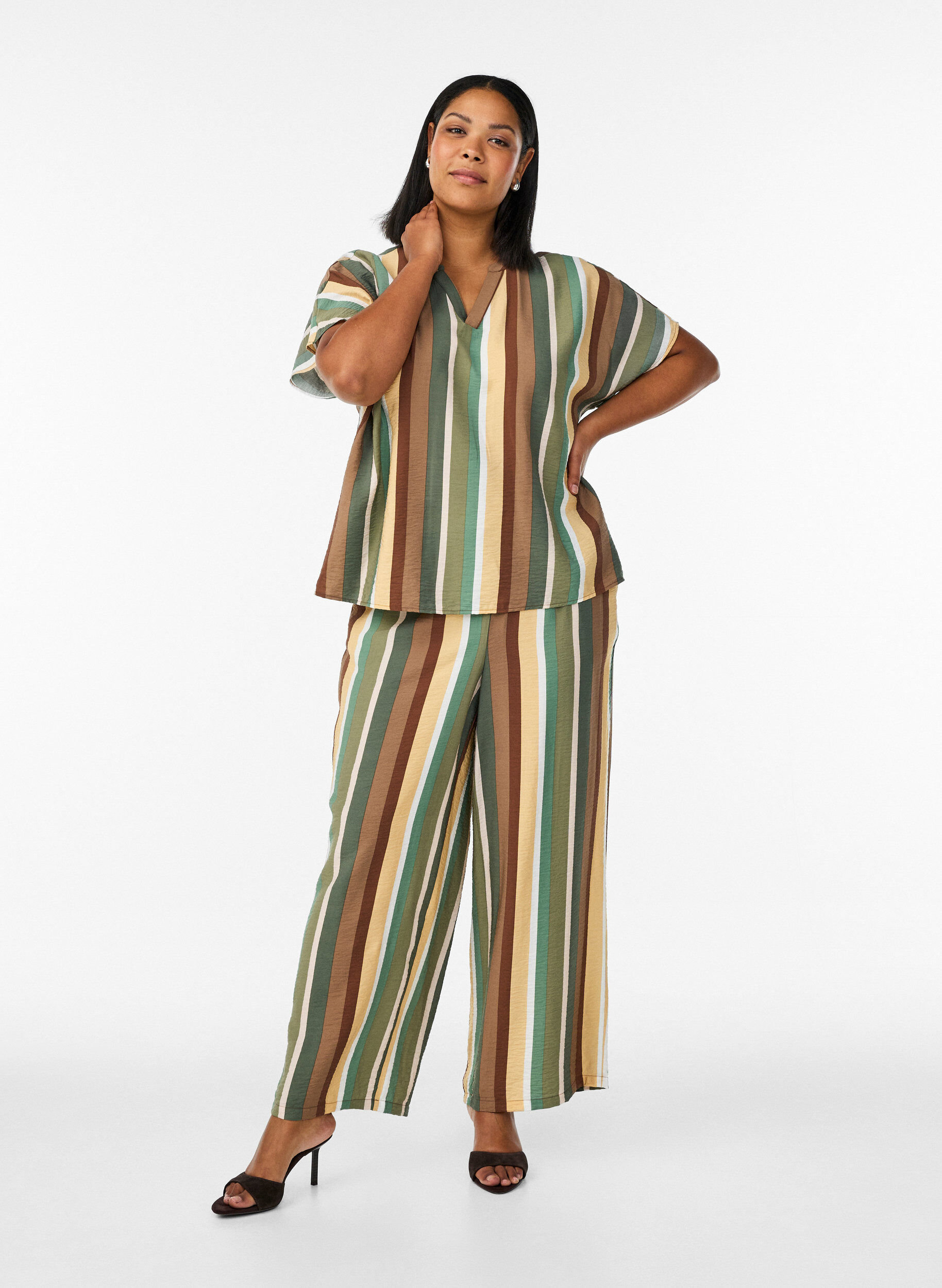 Zizzi Luzne wiskozowe spodnie w paski, Brązowy, Model image number 0