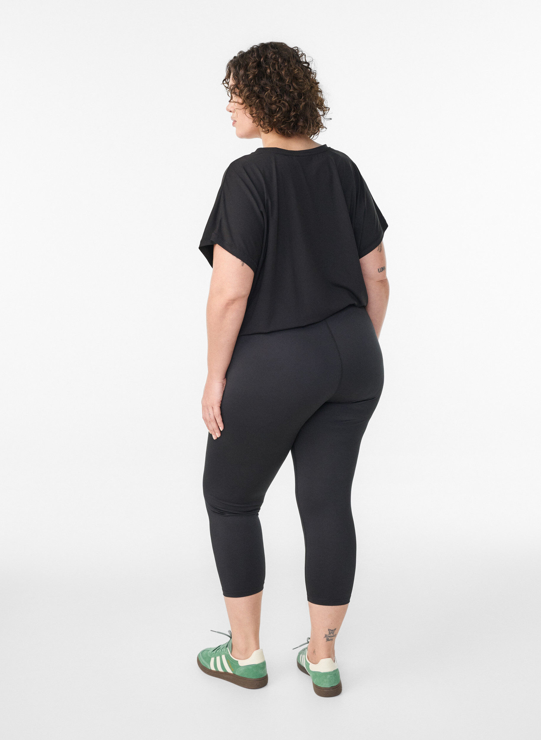 ZizziTreningowe spodnie capri o obcislym kroju, Czarne, Model image number 2