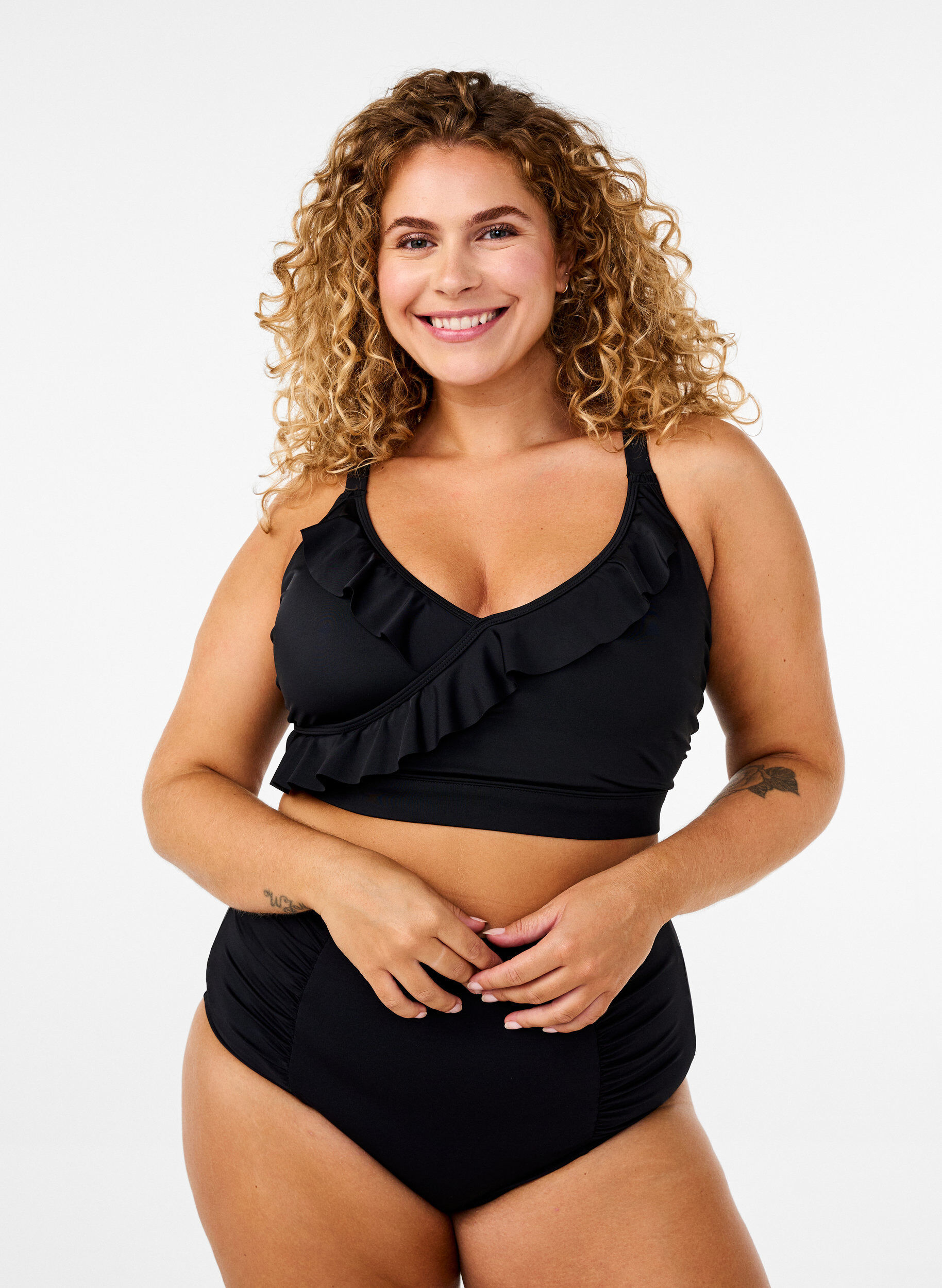 Zizzi G&oacute;ra od bikini z falbankami i wyjmowanymi wkladkami, Czarne, Model image number 1