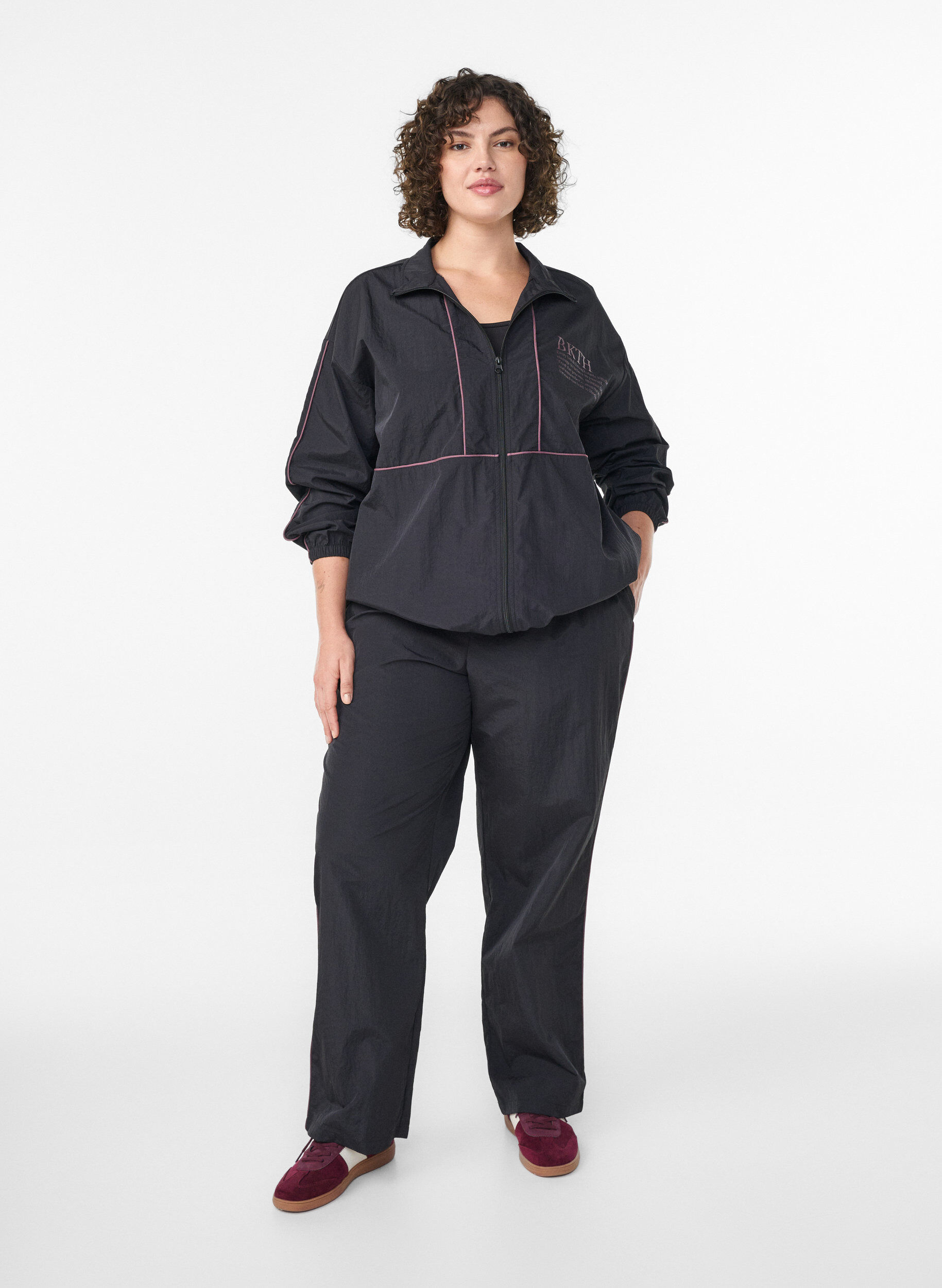 Zizzi Lekka kurtka z kontrastowymi lam&oacute;wkami, Czarne, Model image number 1