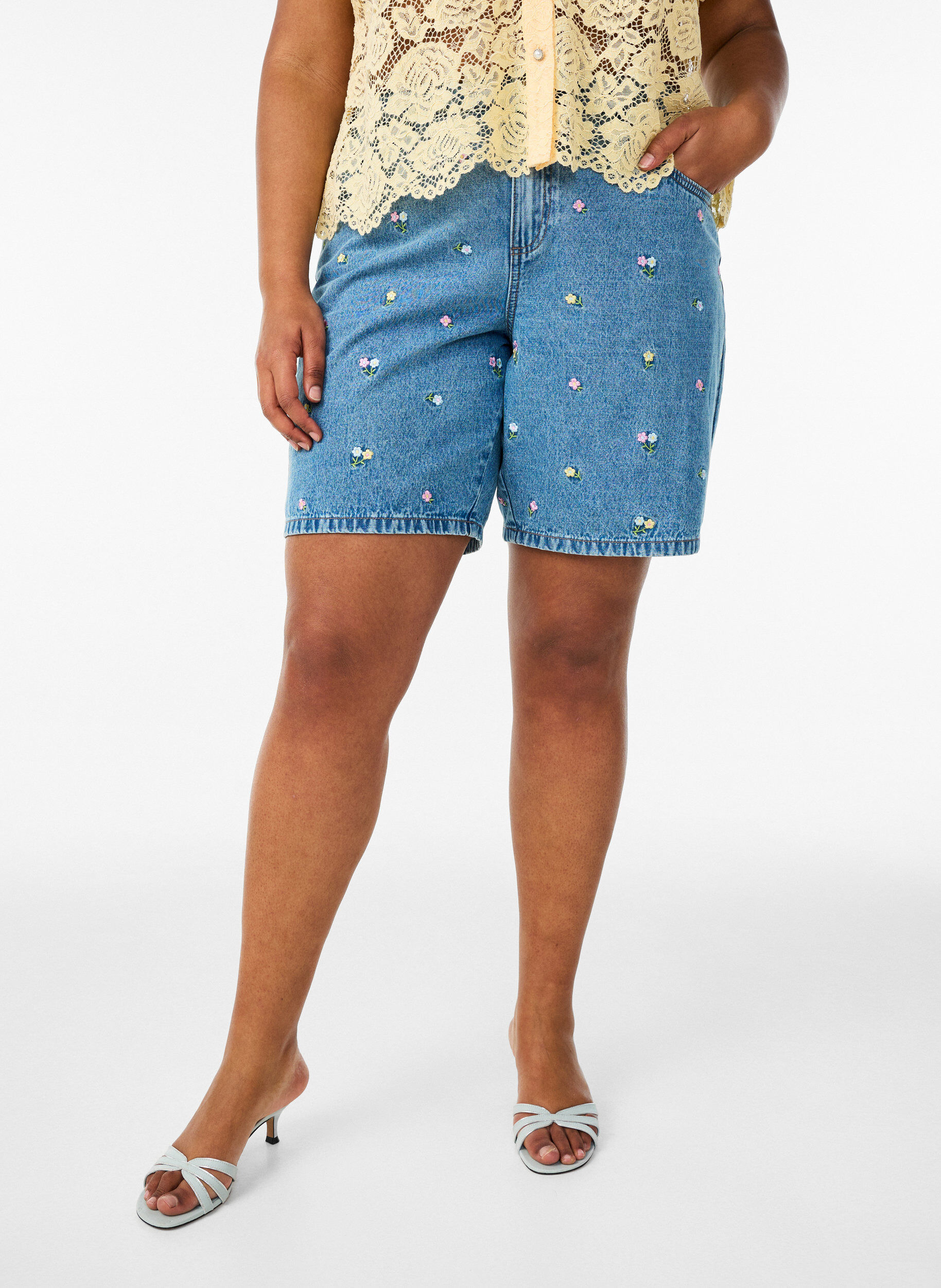 ZizziSzorty jeansowe z haftowanymi kwiatami, Niebieskie, Model image number 3
