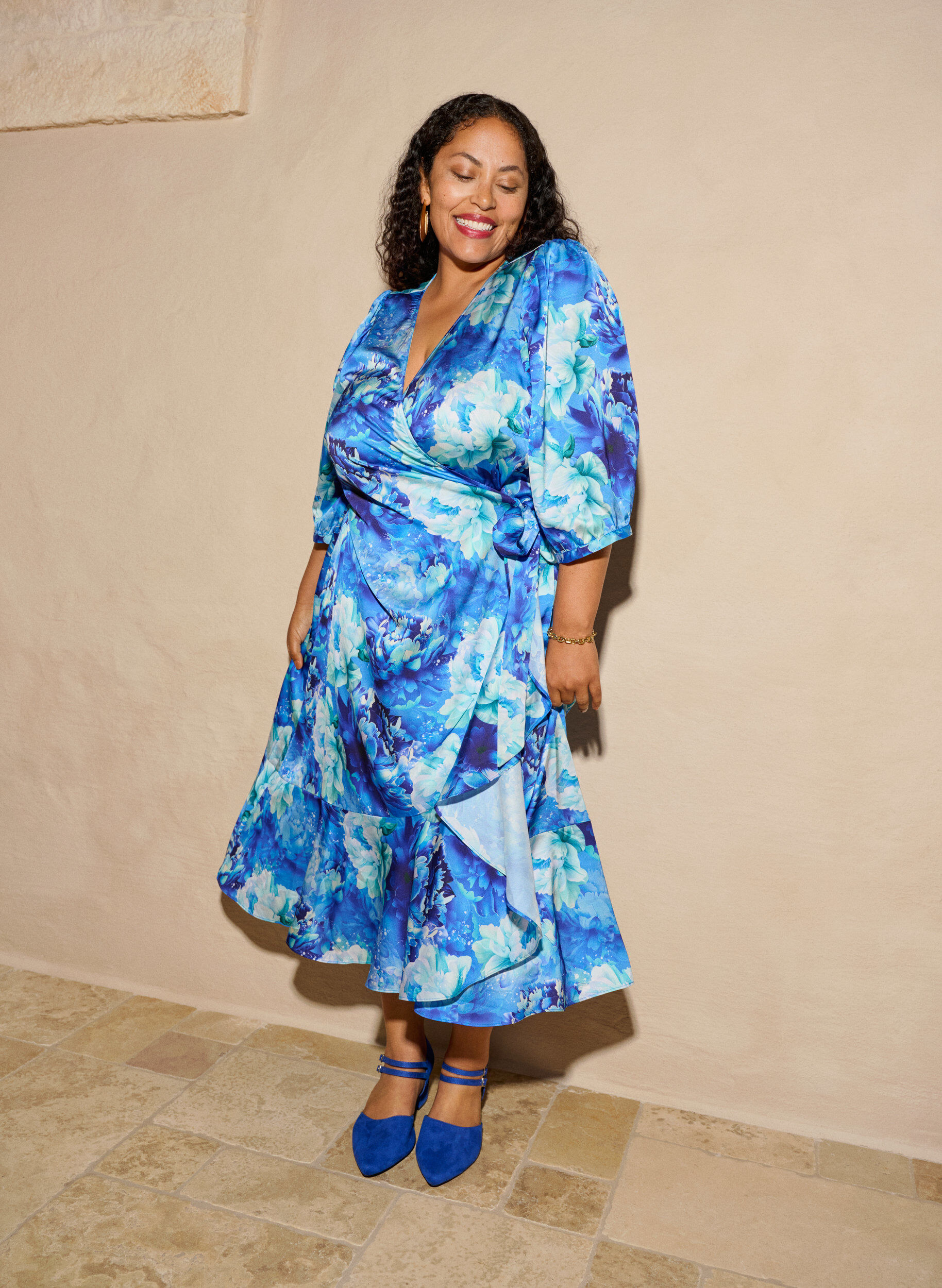 Zizzi Kopertowa sukienka w kwiaty z rekawem 3/4, Niebieskie, Image image number 0