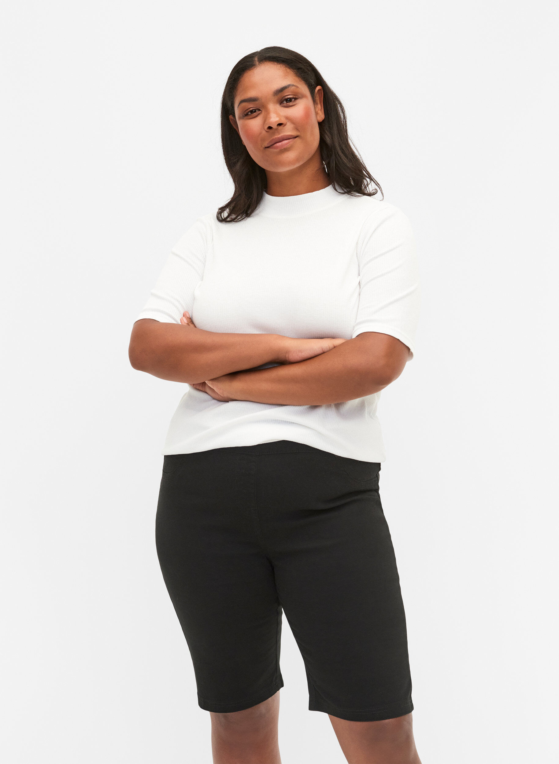 Zizzi Dopasowane szorty z kieszeniami z tylu, Black, Model image number 0