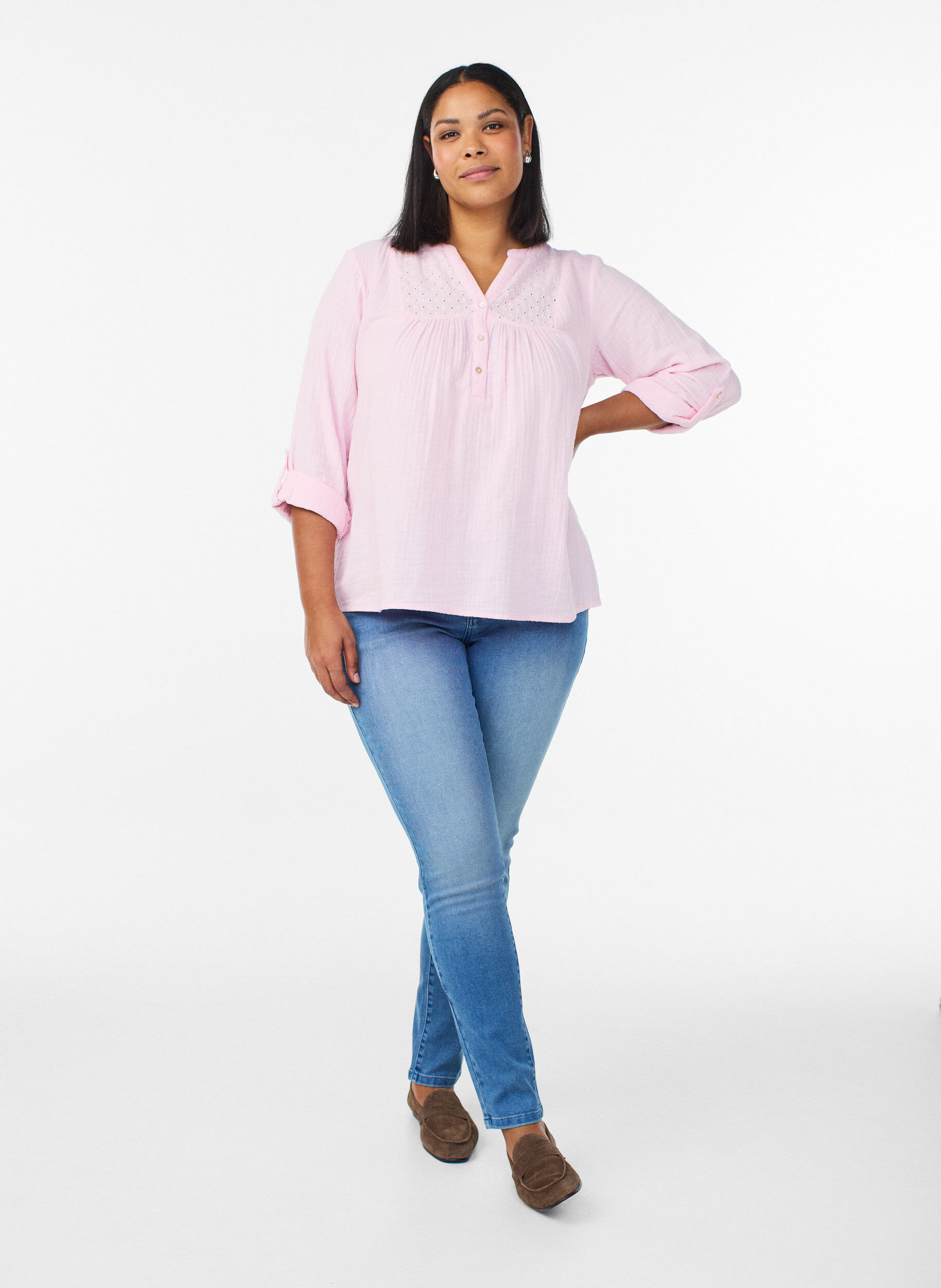 Jeansy Emily o dopasowanym kroju z normalnym stanem, Niebieskie, Model