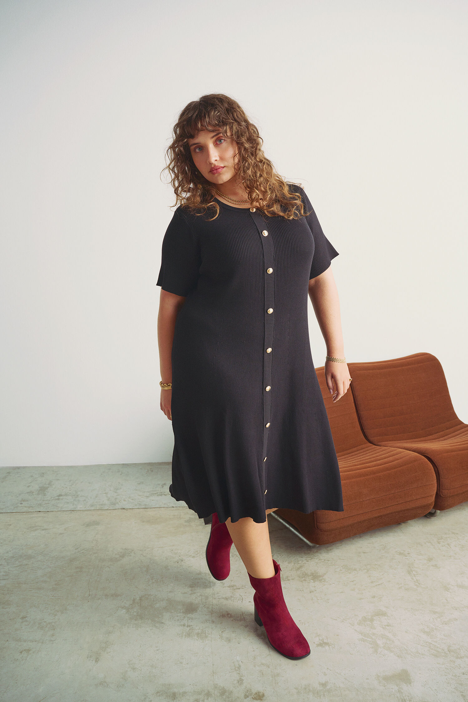 Sukienka z dzianiny z złotymi guzikami, , Model