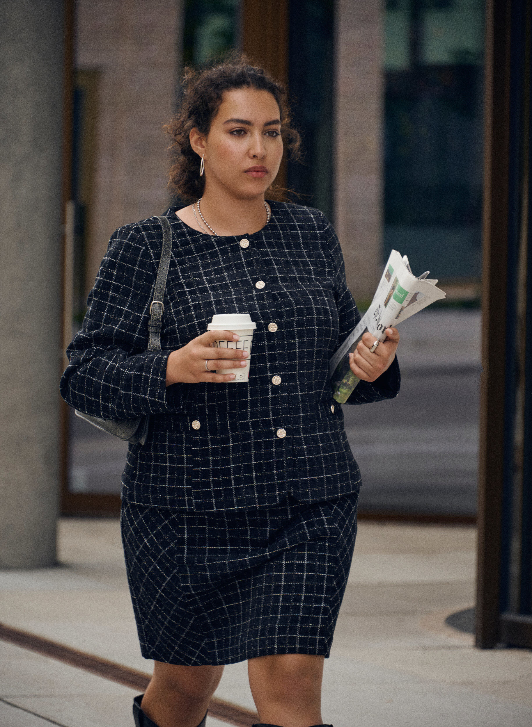 Zizzi Kr&oacute;tki zakiet boucl&eacute; w kratke z okraglym dekoltem, Czarne, Image image number 0