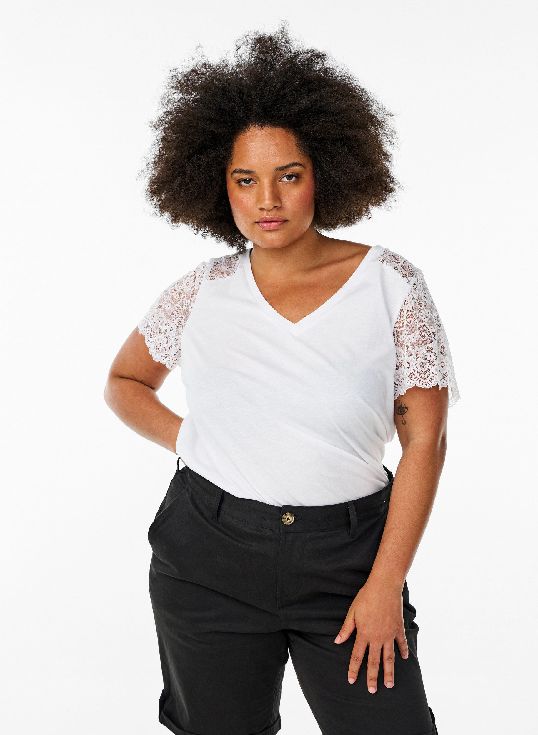 Bawelniany t-shirt z kr&oacute;tkimi, koronkowymi rekawami, Biały, Model