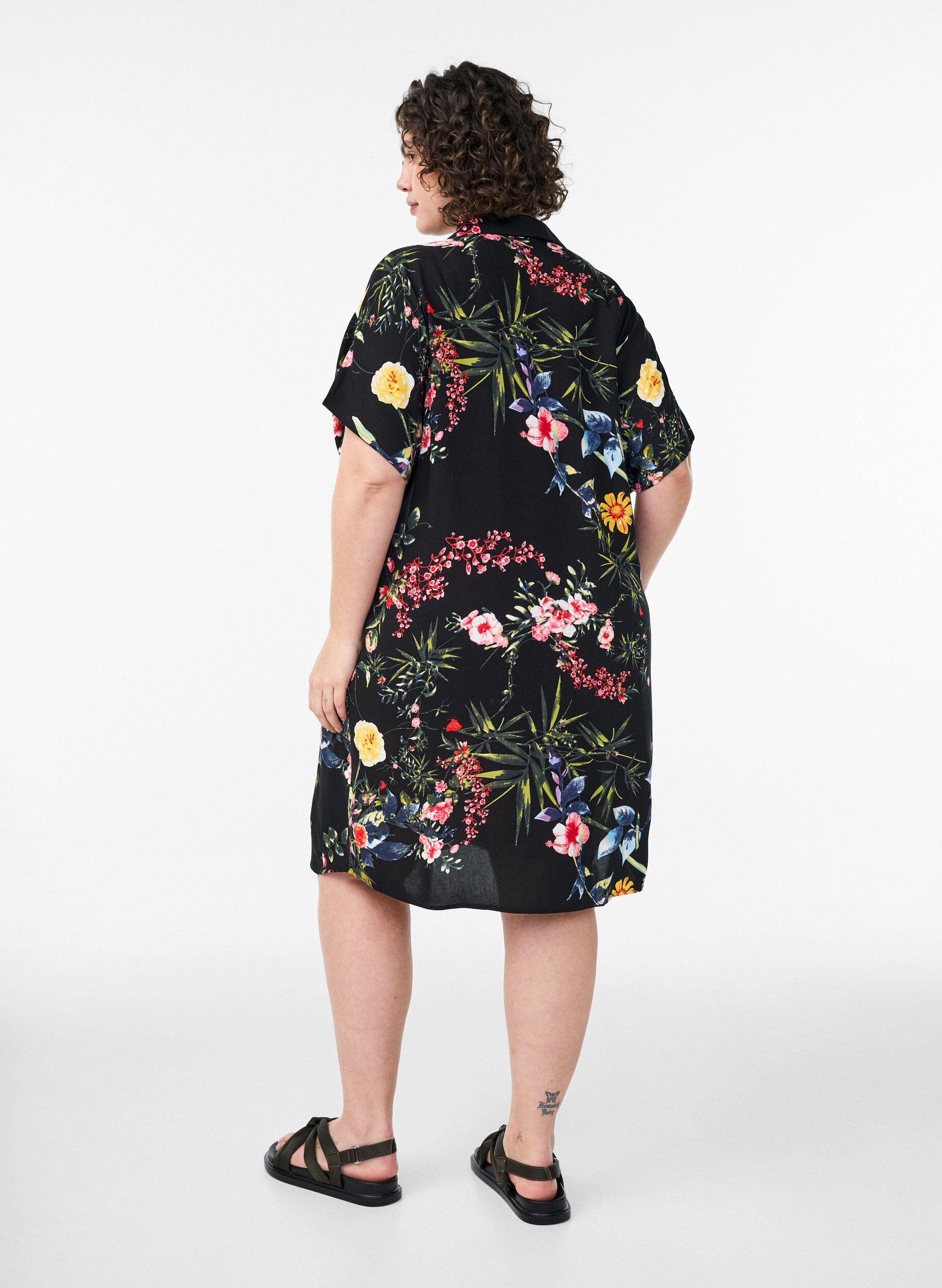 Zizzi Luzna koszula o przedluzonym kroju z wiskozy, Czarne, Model image number 2