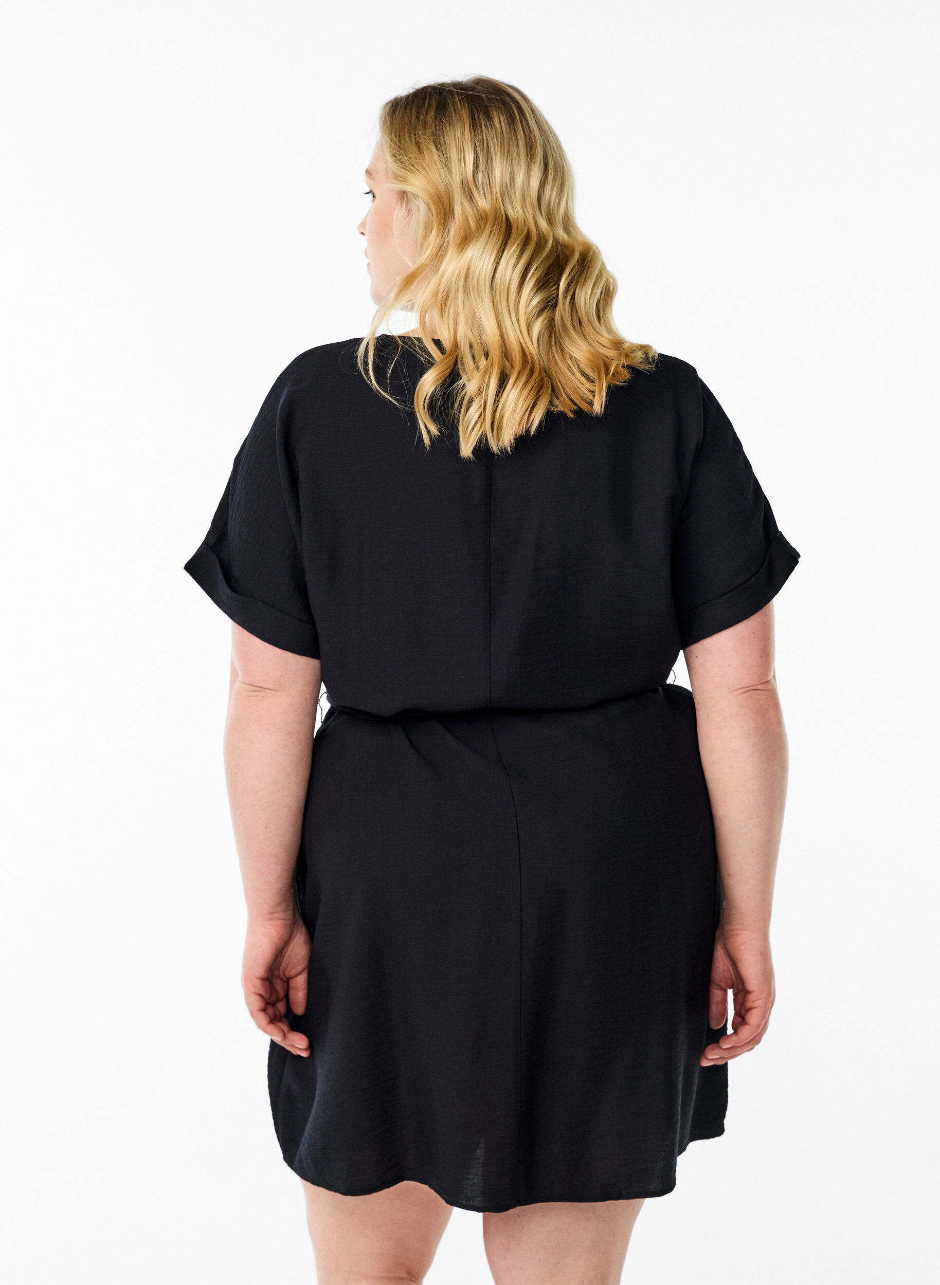 Zizzi Kr&oacute;tka sukienka o luznym kroju z wiazanym paskiem, Czarne, Model image number 2