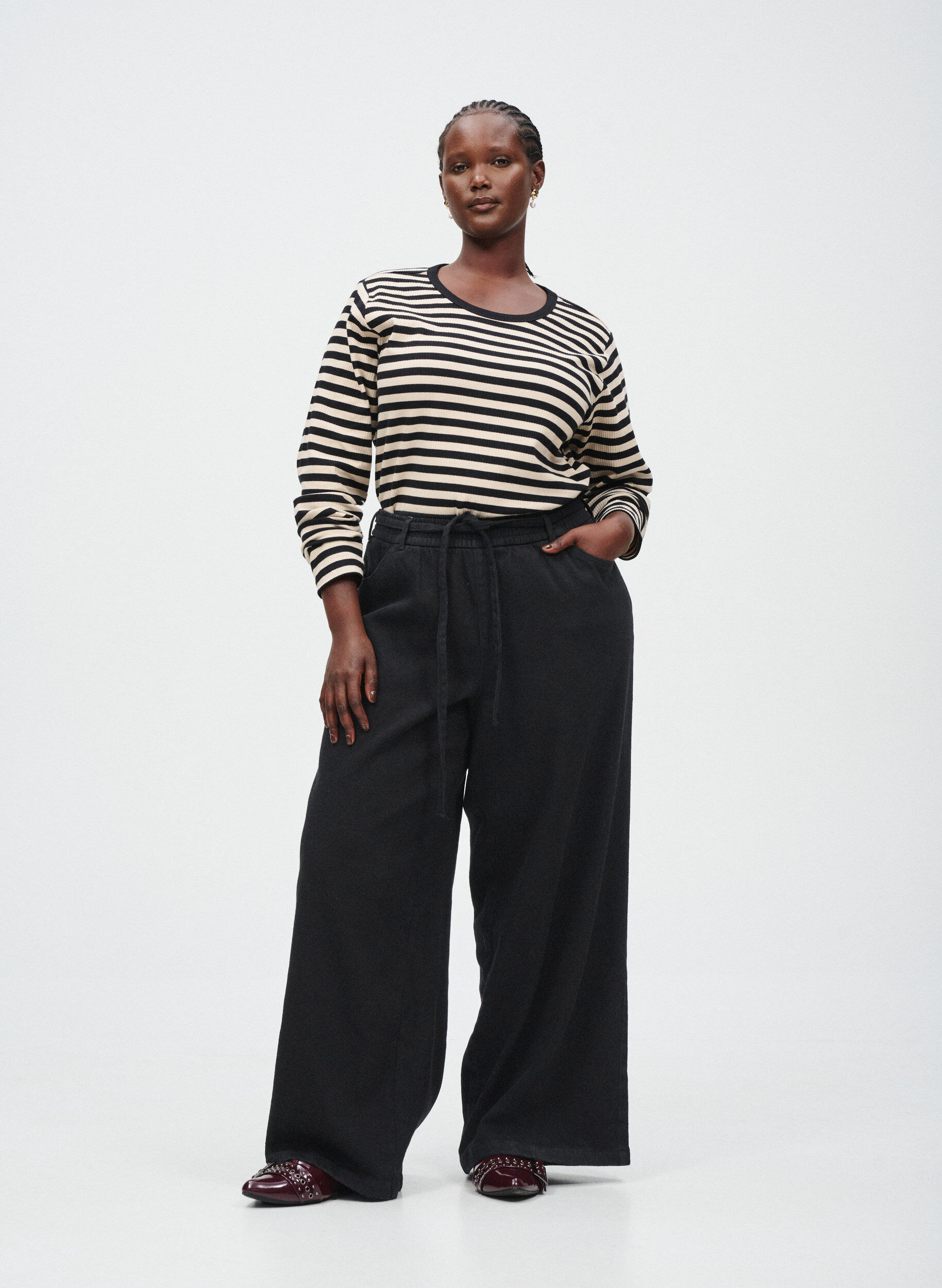 Zizzi Luzne jeansy z elastyczna talia i sznurkiem sciagajacym, Czarne, Image image number 0