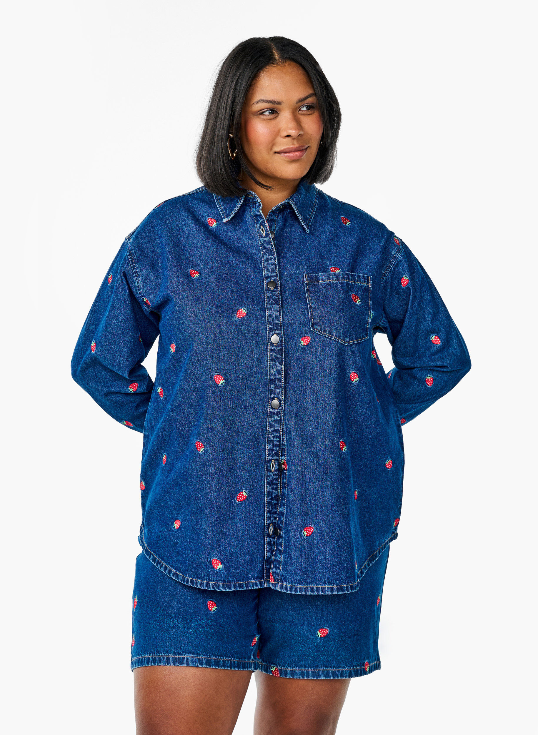 Szorty jeansowe z&nbsp;wyhaftowanymi truskawkami, Niebieskie, Model